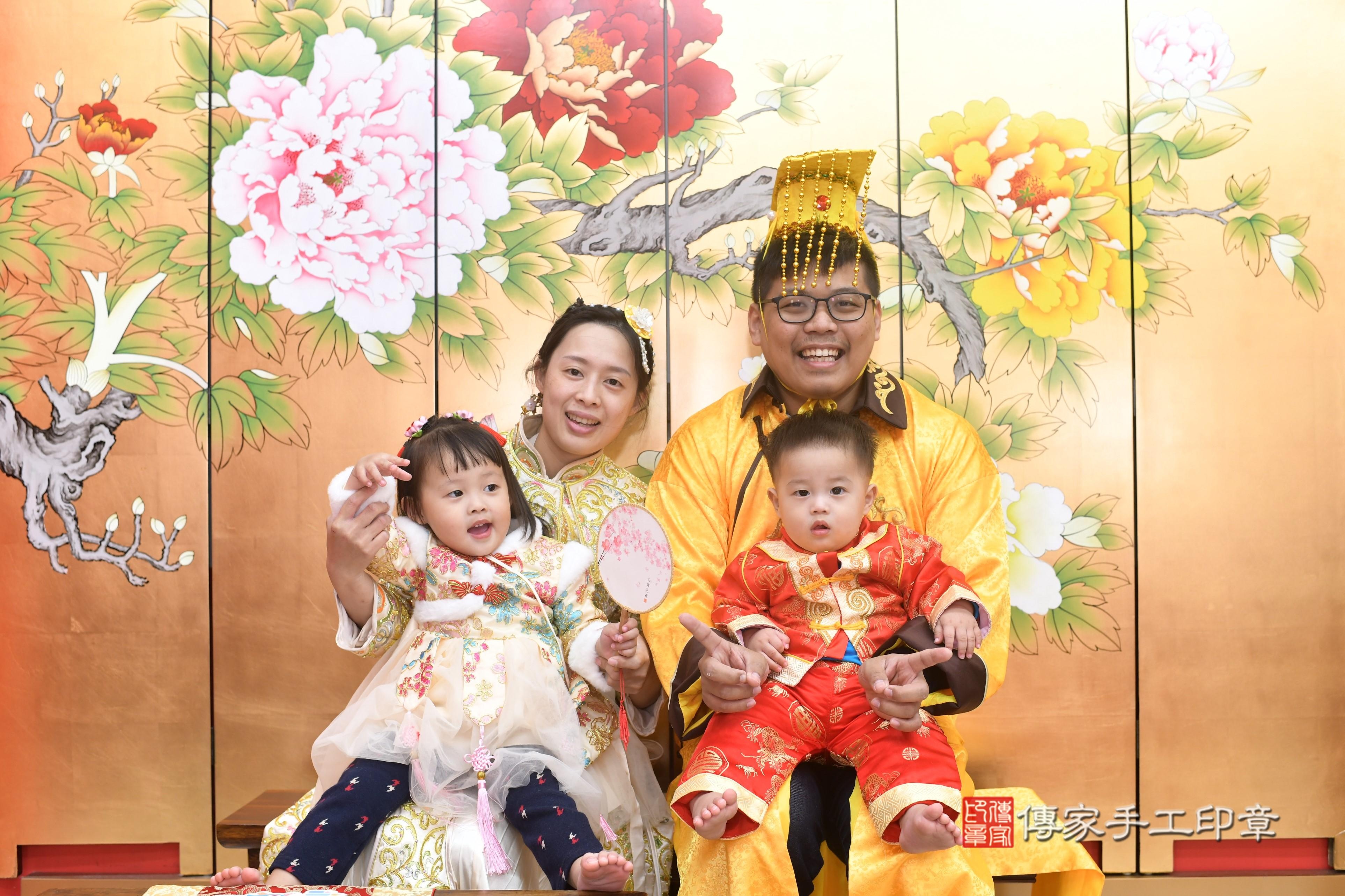 傳家手工印章高雄店、抓周、度脺、中國風會場、傳家嬰兒古禮、吉祥話、抓周道具物品24種、拍照。抓周證書。寶寶抓周、滿周歲、生日快樂、祝福 傳家手工印章高雄店、抓周、度脺、中國風會場、傳家嬰兒古禮、吉祥話、抓周道具物品24種、拍照。抓周證書。寶寶抓周、滿周歲、生日快樂、祝福