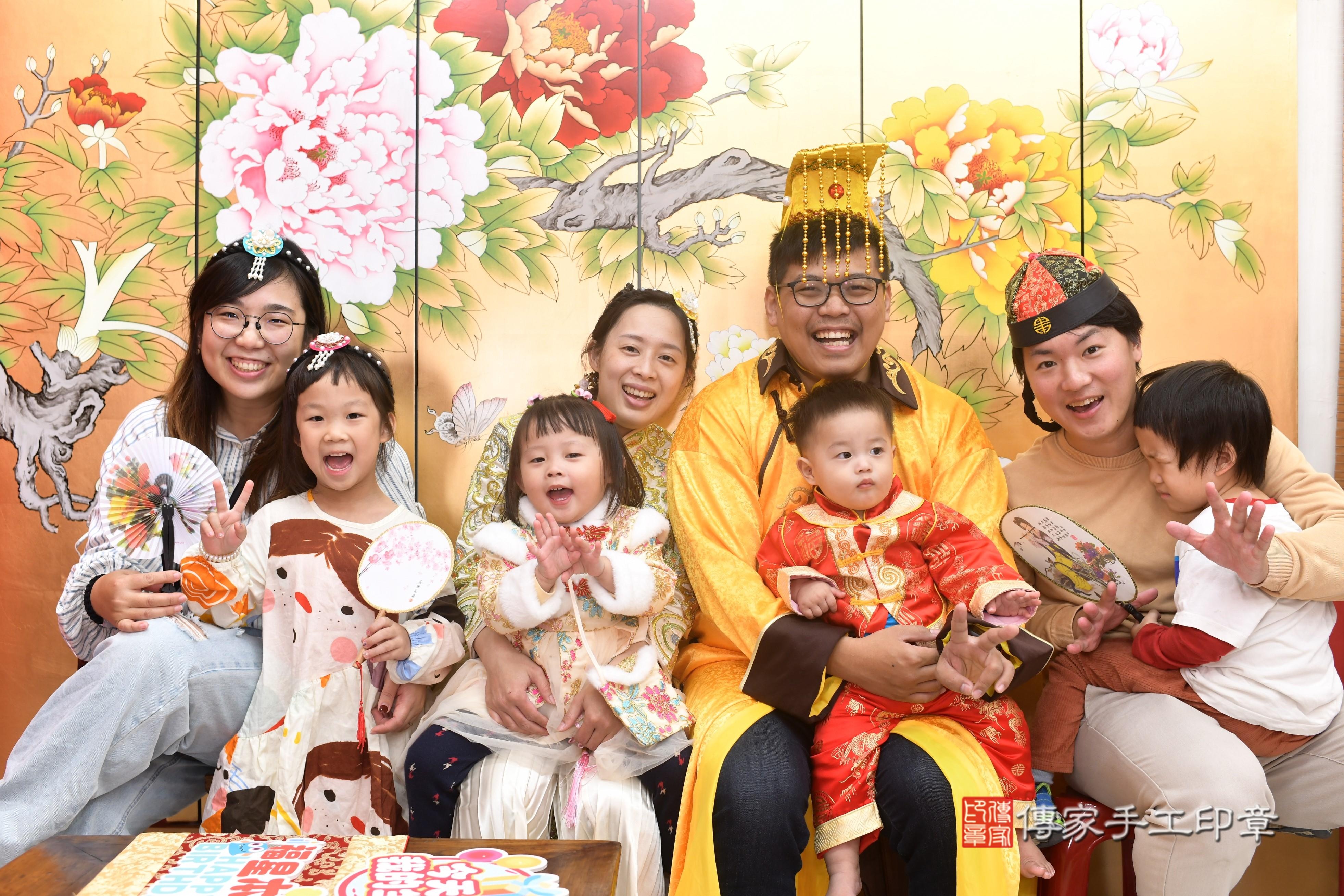 傳家手工印章高雄店、抓周、度脺、中國風會場、傳家嬰兒古禮、吉祥話、抓周道具物品24種、拍照。抓周證書。寶寶抓周、滿周歲、生日快樂、祝福 傳家手工印章高雄店、抓周、度脺、中國風會場、傳家嬰兒古禮、吉祥話、抓周道具物品24種、拍照。抓周證書。寶寶抓周、滿周歲、生日快樂、祝福