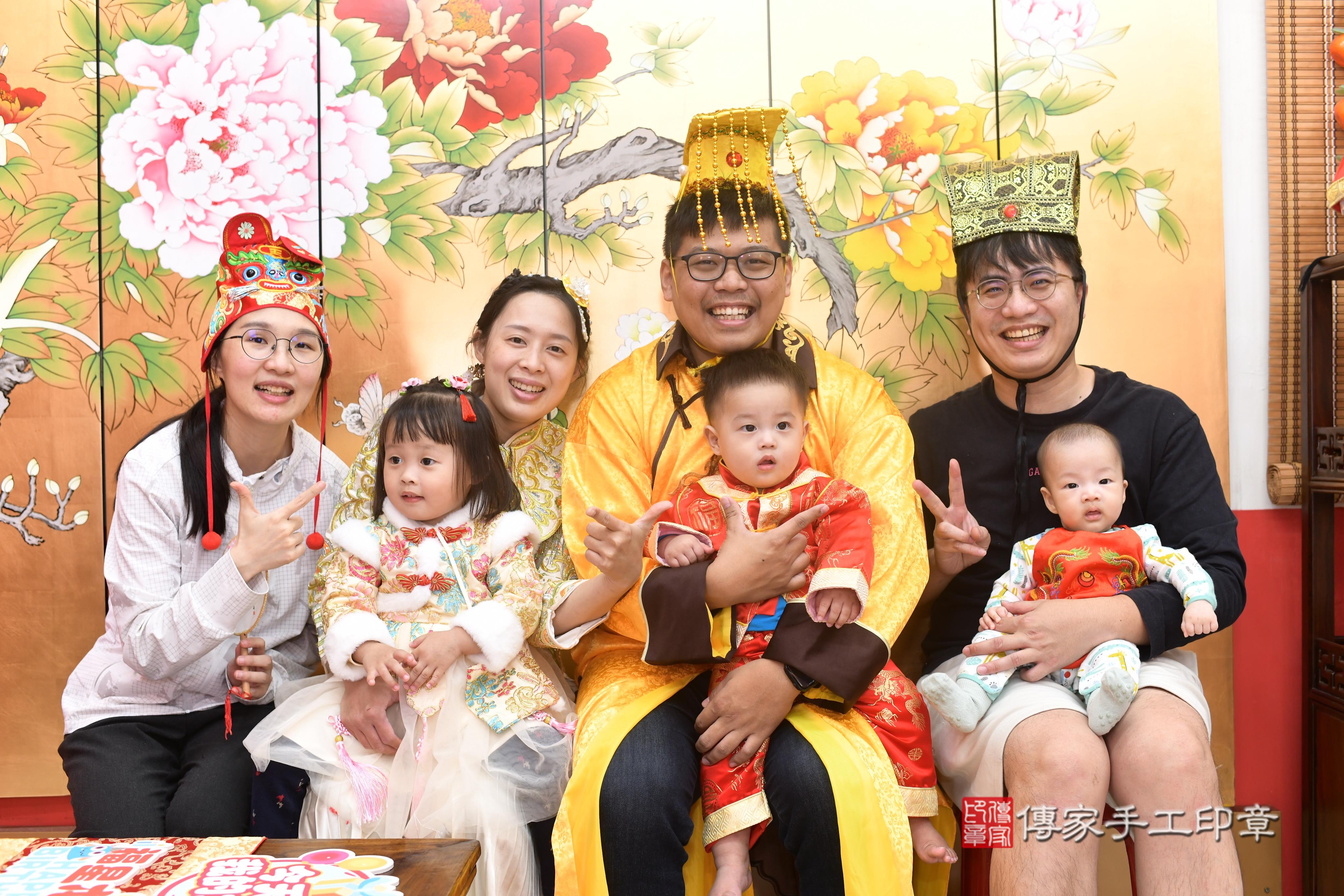 傳家手工印章高雄店、抓周、度脺、中國風會場、傳家嬰兒古禮、吉祥話、抓周道具物品24種、拍照。抓周證書。寶寶抓周、滿周歲、生日快樂、祝福 傳家手工印章高雄店、抓周、度脺、中國風會場、傳家嬰兒古禮、吉祥話、抓周道具物品24種、拍照。抓周證書。寶寶抓周、滿周歲、生日快樂、祝福