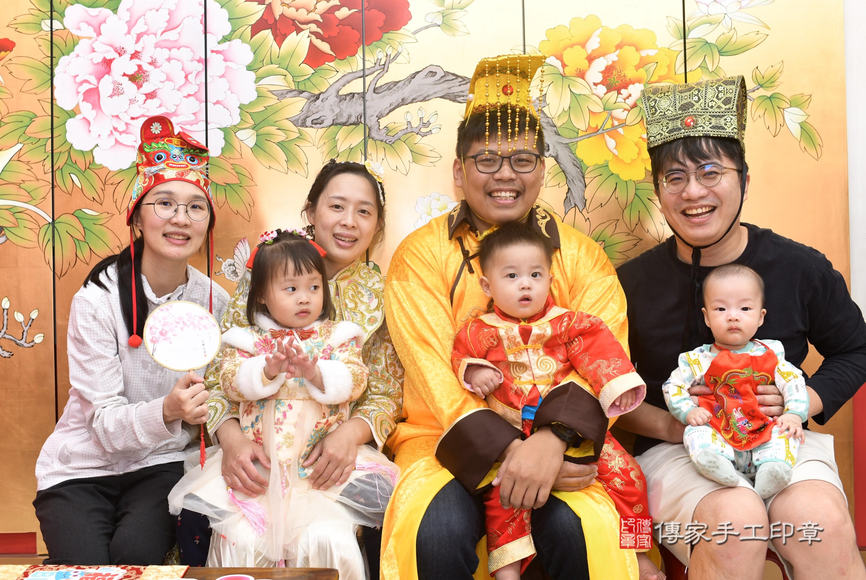 傳家手工印章高雄店、抓周、度脺、中國風會場、傳家嬰兒古禮、吉祥話、抓周道具物品24種、拍照。抓周證書。寶寶抓周、滿周歲、生日快樂、祝福 傳家手工印章高雄店、抓周、度脺、中國風會場、傳家嬰兒古禮、吉祥話、抓周道具物品24種、拍照。抓周證書。寶寶抓周、滿周歲、生日快樂、祝福