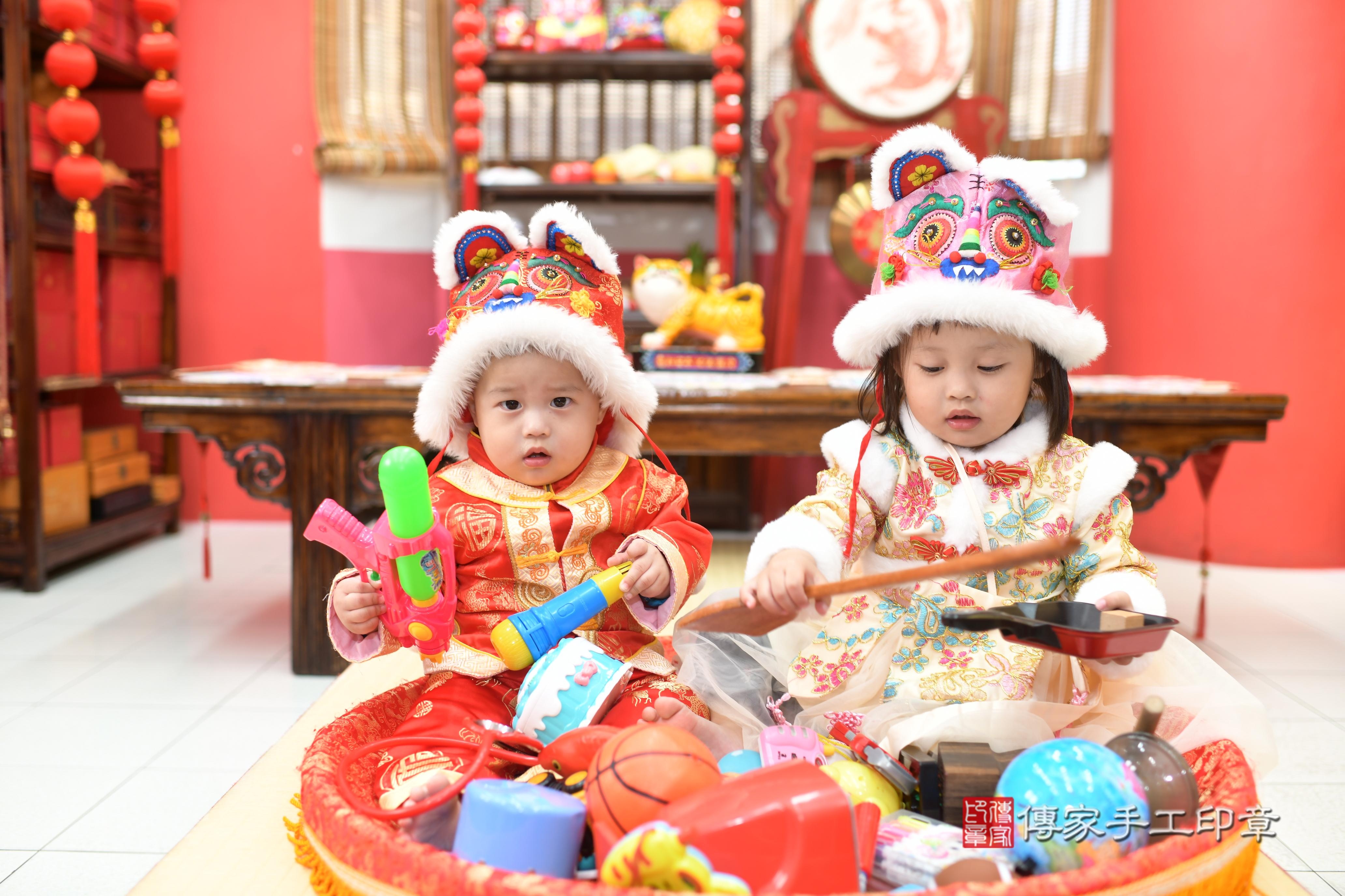 傳家手工印章高雄店、抓周、度脺、中國風會場、傳家嬰兒古禮、吉祥話、抓周道具物品24種、拍照。抓周證書。寶寶抓周、滿周歲、生日快樂、祝福 傳家手工印章高雄店、抓周、度脺、中國風會場、傳家嬰兒古禮、吉祥話、抓周道具物品24種、拍照。抓周證書。寶寶抓周、滿周歲、生日快樂、祝福