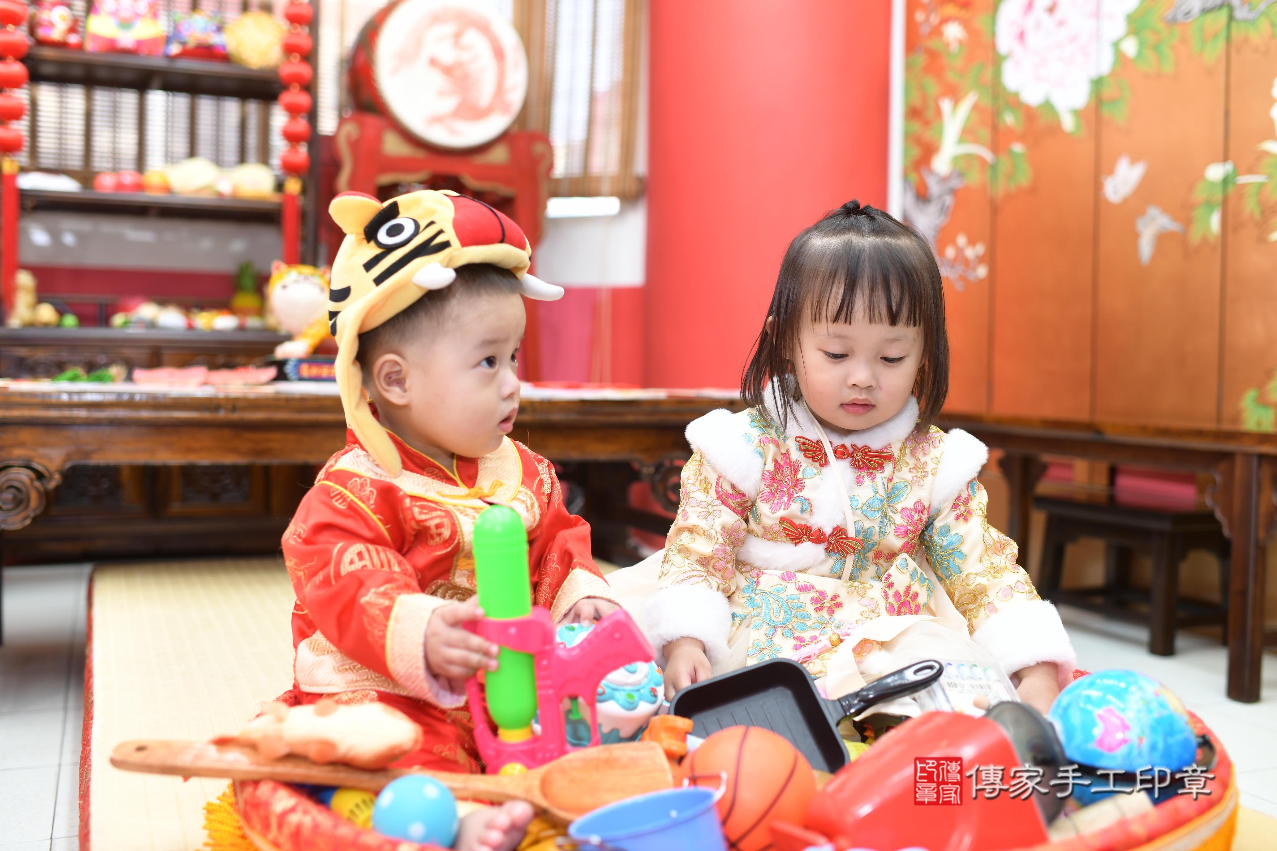 傳家手工印章高雄店、抓周、度脺、中國風會場、傳家嬰兒古禮、吉祥話、抓周道具物品24種、拍照。抓周證書。寶寶抓周、滿周歲、生日快樂、祝福 傳家手工印章高雄店、抓周、度脺、中國風會場、傳家嬰兒古禮、吉祥話、抓周道具物品24種、拍照。抓周證書。寶寶抓周、滿周歲、生日快樂、祝福