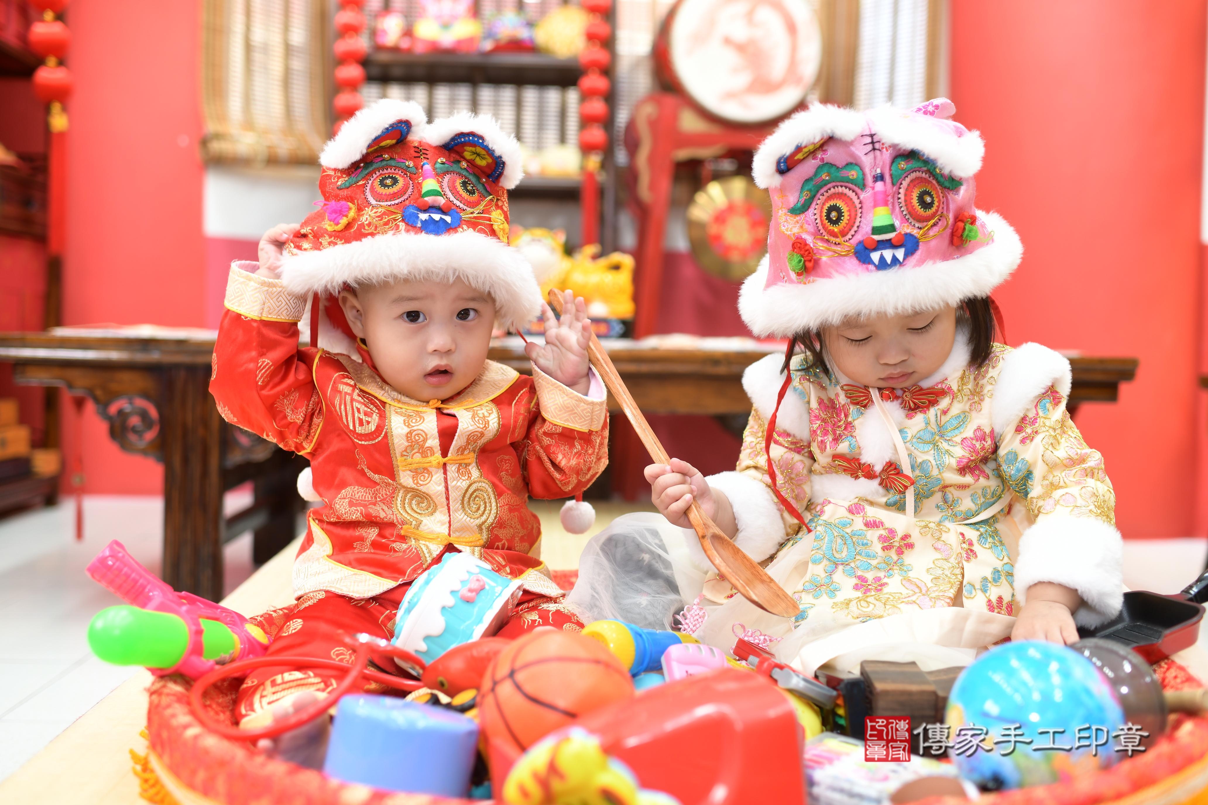 傳家手工印章高雄店、抓周、度脺、中國風會場、傳家嬰兒古禮、吉祥話、抓周道具物品24種、拍照。抓周證書。寶寶抓周、滿周歲、生日快樂、祝福 傳家手工印章高雄店、抓周、度脺、中國風會場、傳家嬰兒古禮、吉祥話、抓周道具物品24種、拍照。抓周證書。寶寶抓周、滿周歲、生日快樂、祝福