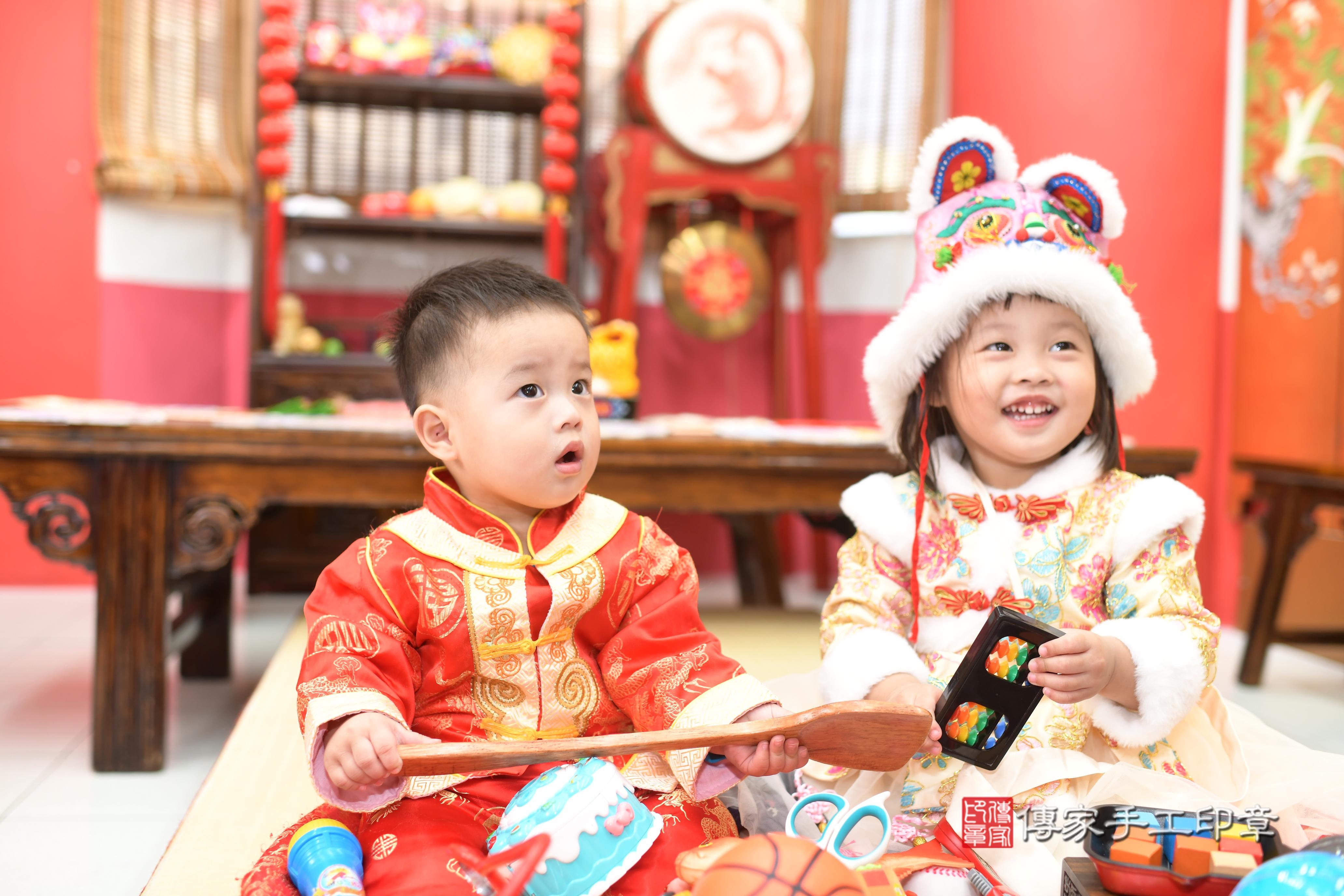 傳家手工印章高雄店、抓周、度脺、中國風會場、傳家嬰兒古禮、吉祥話、抓周道具物品24種、拍照。抓周證書。寶寶抓周、滿周歲、生日快樂、祝福 傳家手工印章高雄店、抓周、度脺、中國風會場、傳家嬰兒古禮、吉祥話、抓周道具物品24種、拍照。抓周證書。寶寶抓周、滿周歲、生日快樂、祝福