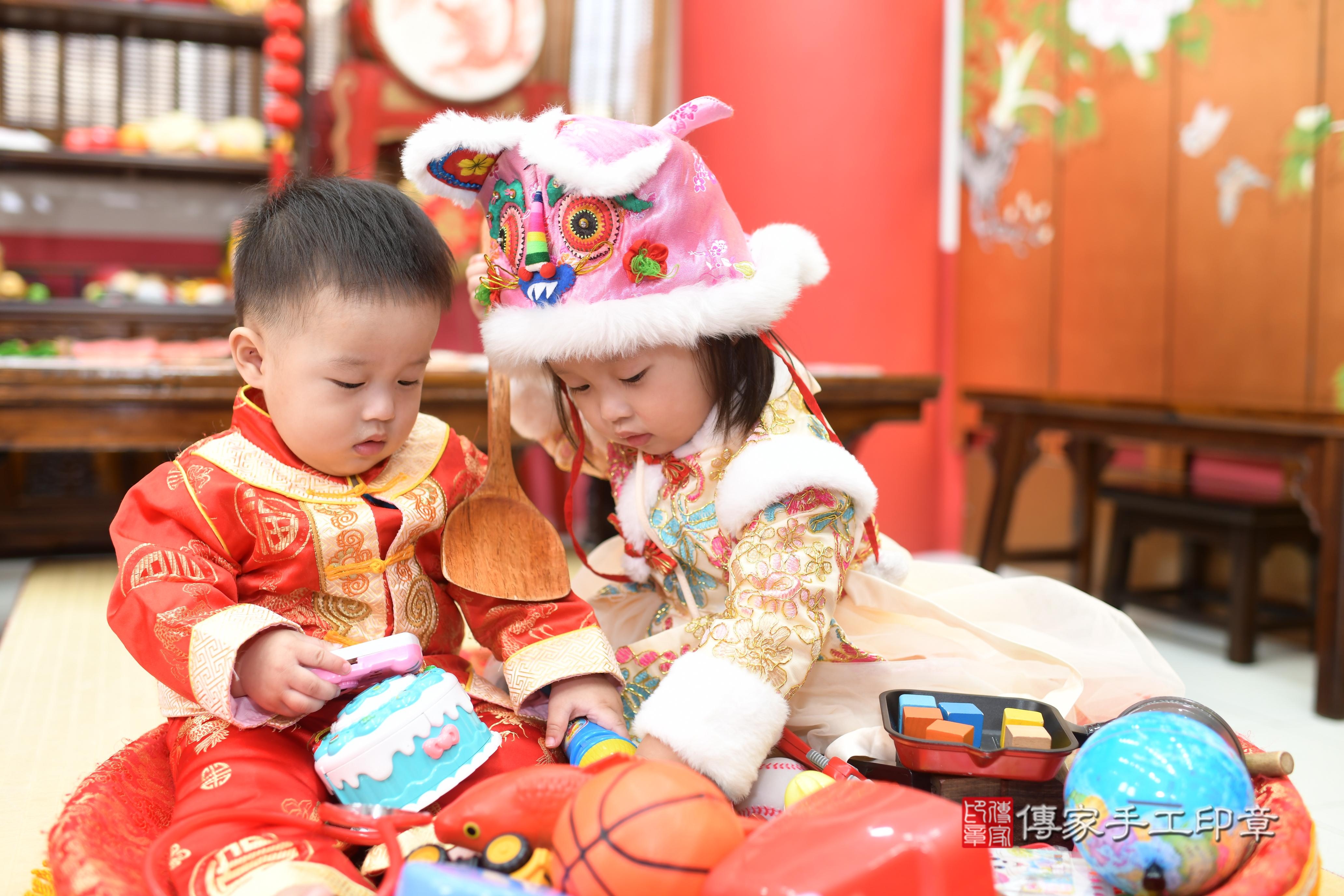 傳家手工印章高雄店、抓周、度脺、中國風會場、傳家嬰兒古禮、吉祥話、抓周道具物品24種、拍照。抓周證書。寶寶抓周、滿周歲、生日快樂、祝福 傳家手工印章高雄店、抓周、度脺、中國風會場、傳家嬰兒古禮、吉祥話、抓周道具物品24種、拍照。抓周證書。寶寶抓周、滿周歲、生日快樂、祝福