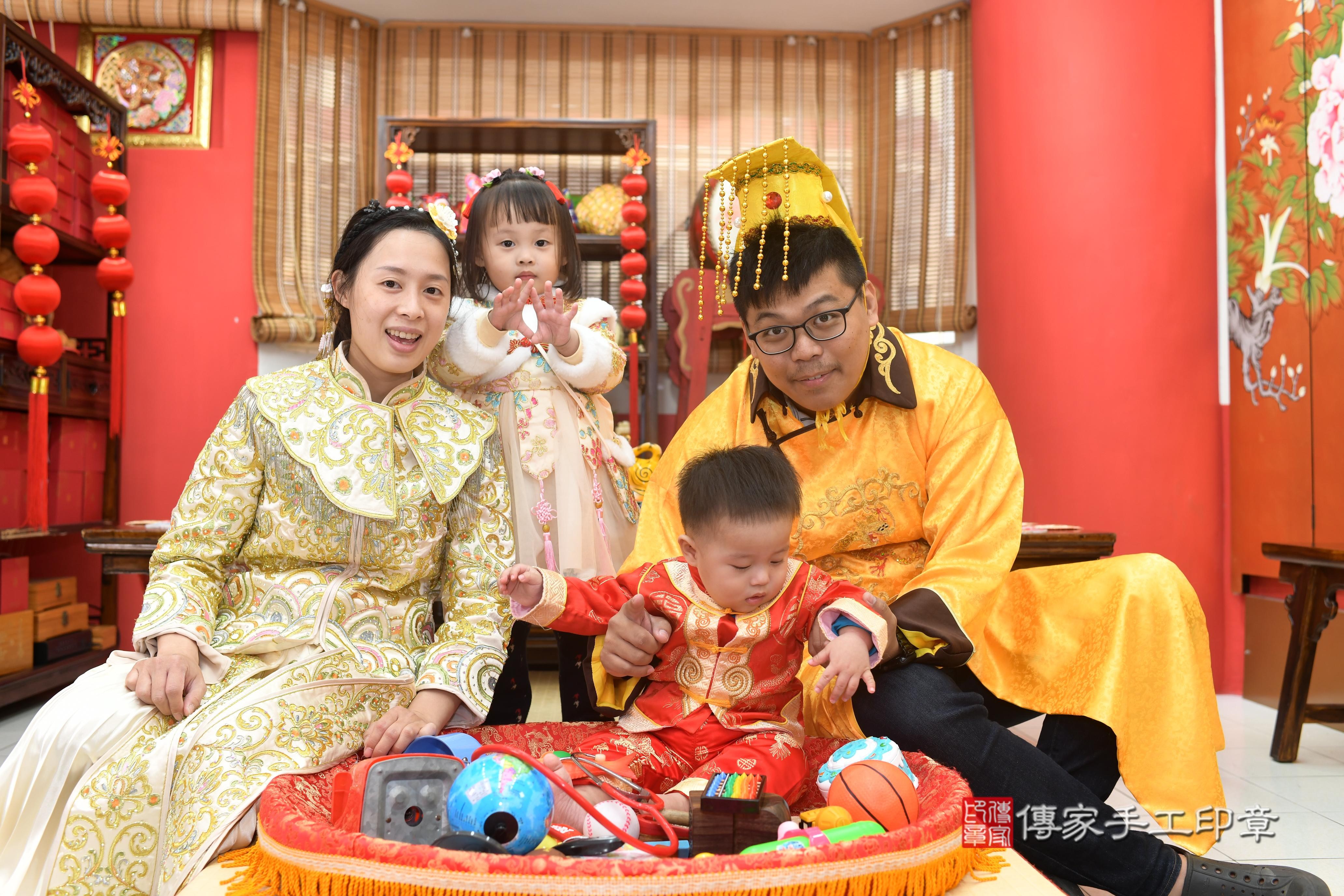 傳家手工印章高雄店、抓周、度脺、中國風會場、傳家嬰兒古禮、吉祥話、抓周道具物品24種、拍照。抓周證書。寶寶抓周、滿周歲、生日快樂、祝福 傳家手工印章高雄店、抓周、度脺、中國風會場、傳家嬰兒古禮、吉祥話、抓周道具物品24種、拍照。抓周證書。寶寶抓周、滿周歲、生日快樂、祝福