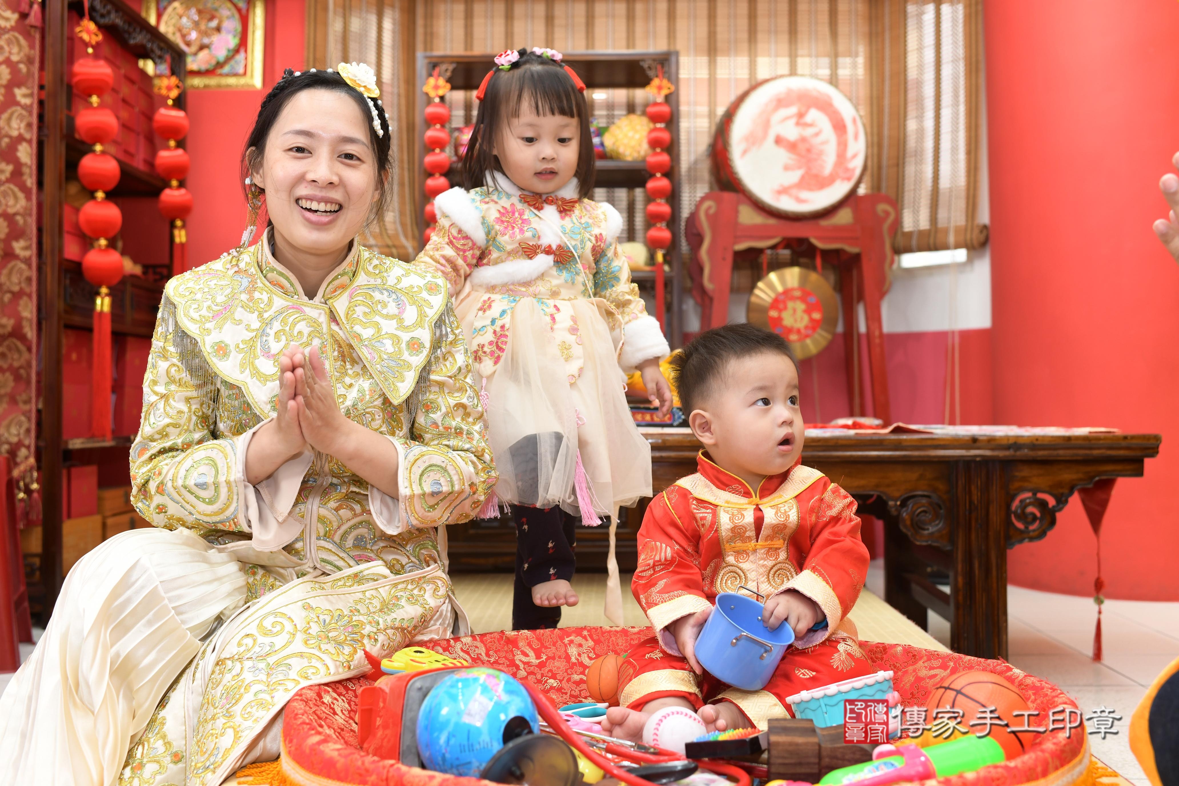 傳家手工印章高雄店、抓周、度脺、中國風會場、傳家嬰兒古禮、吉祥話、抓周道具物品24種、拍照。抓周證書。寶寶抓周、滿周歲、生日快樂、祝福 傳家手工印章高雄店、抓周、度脺、中國風會場、傳家嬰兒古禮、吉祥話、抓周道具物品24種、拍照。抓周證書。寶寶抓周、滿周歲、生日快樂、祝福