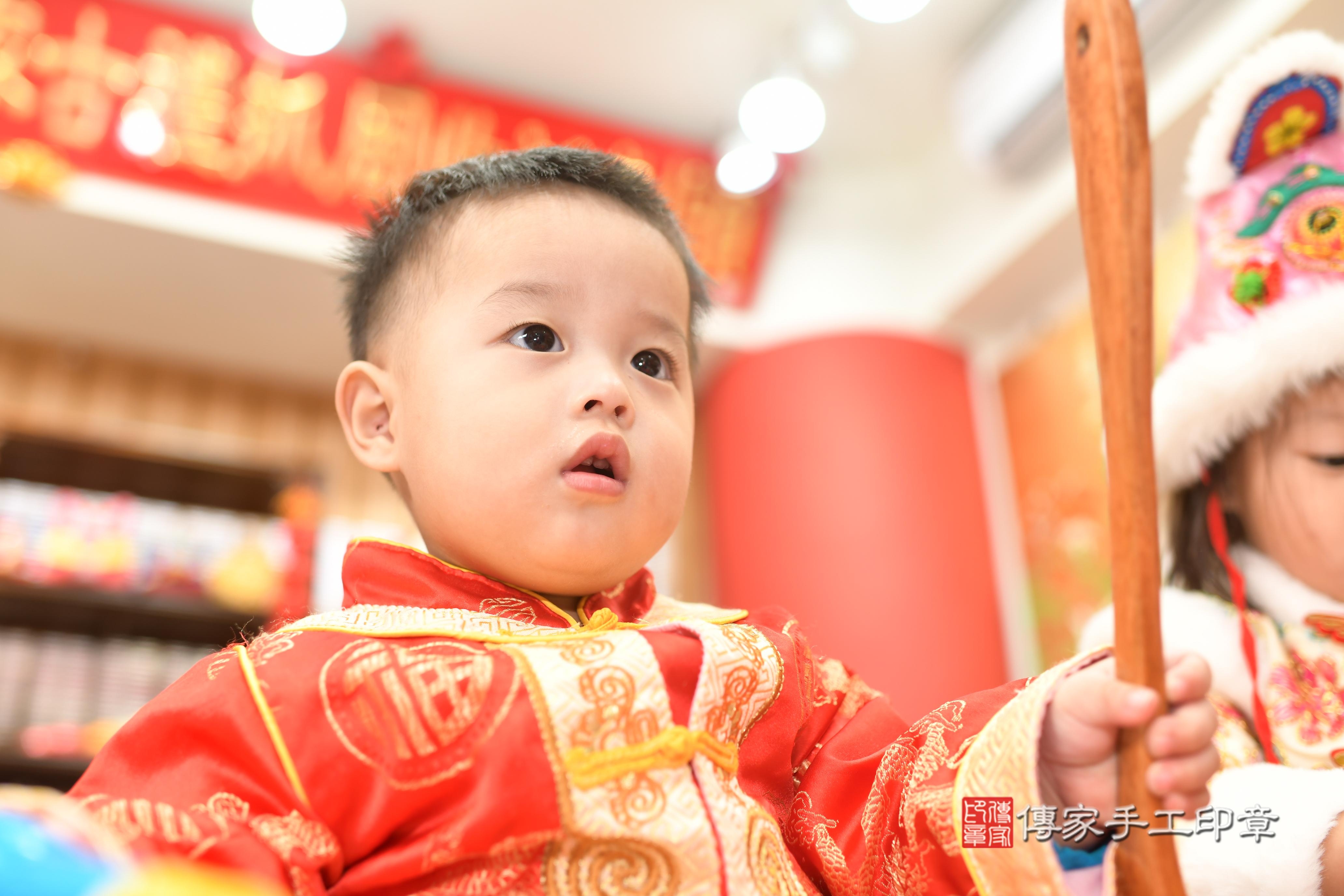 傳家手工印章高雄店、抓周、度脺、中國風會場、傳家嬰兒古禮、吉祥話、抓周道具物品24種、拍照。抓周證書。寶寶抓周、滿周歲、生日快樂、祝福 傳家手工印章高雄店、抓周、度脺、中國風會場、傳家嬰兒古禮、吉祥話、抓周道具物品24種、拍照。抓周證書。寶寶抓周、滿周歲、生日快樂、祝福