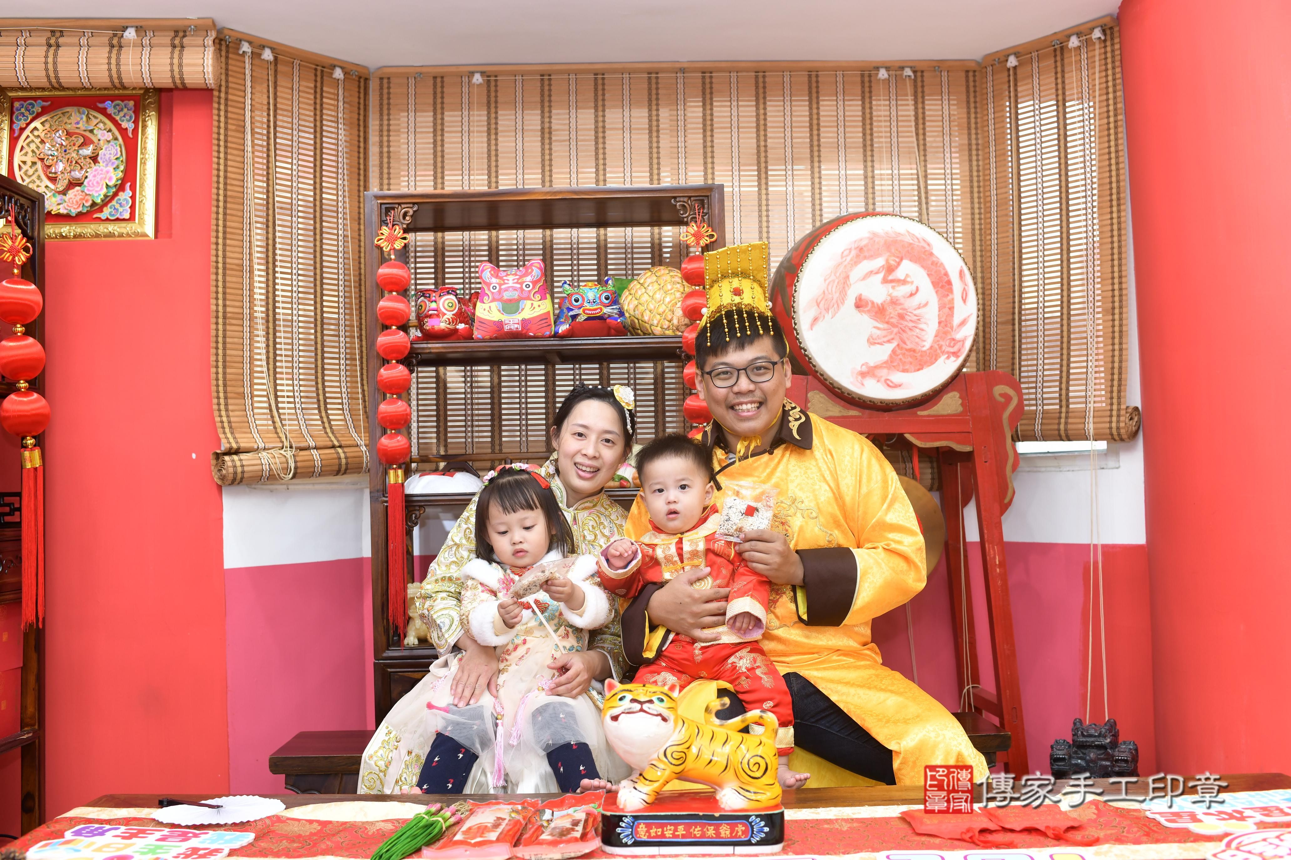 傳家手工印章高雄店、抓周、度脺、中國風會場、傳家嬰兒古禮、吉祥話、抓周道具物品24種、拍照。抓周證書。寶寶抓周、滿周歲、生日快樂、祝福 傳家手工印章高雄店、抓周、度脺、中國風會場、傳家嬰兒古禮、吉祥話、抓周道具物品24種、拍照。抓周證書。寶寶抓周、滿周歲、生日快樂、祝福