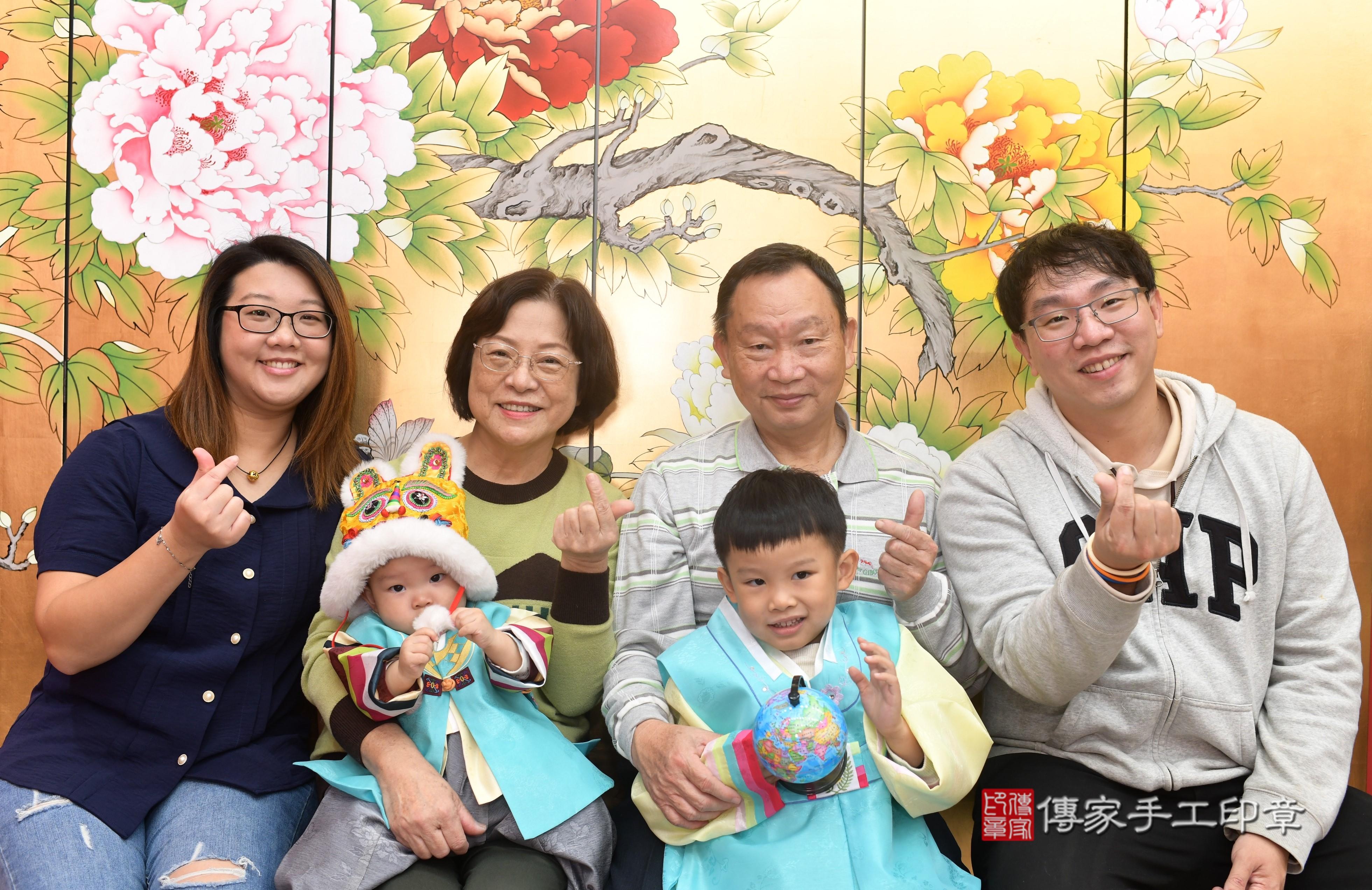 傳家手工印章高雄店、抓周、度脺、中國風會場、傳家嬰兒古禮、吉祥話、抓周道具物品24種、拍照。抓周證書。寶寶抓周、滿周歲、生日快樂、祝福 傳家手工印章高雄店、抓周、度脺、中國風會場、傳家嬰兒古禮、吉祥話、抓周道具物品24種、拍照。抓周證書。寶寶抓周、滿周歲、生日快樂、祝福