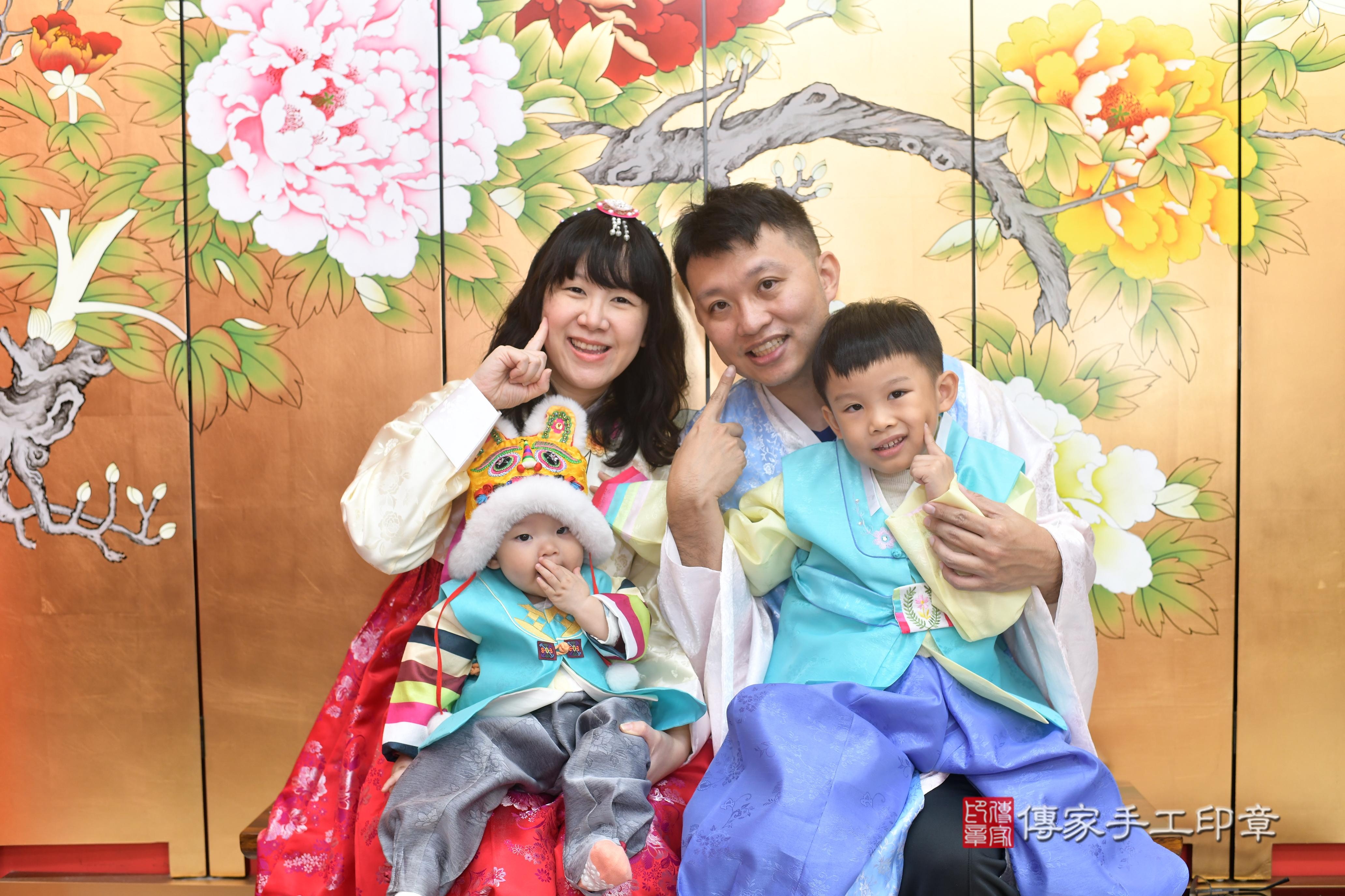 傳家手工印章高雄店、抓周、度脺、中國風會場、傳家嬰兒古禮、吉祥話、抓周道具物品24種、拍照。抓周證書。寶寶抓周、滿周歲、生日快樂、祝福 傳家手工印章高雄店、抓周、度脺、中國風會場、傳家嬰兒古禮、吉祥話、抓周道具物品24種、拍照。抓周證書。寶寶抓周、滿周歲、生日快樂、祝福