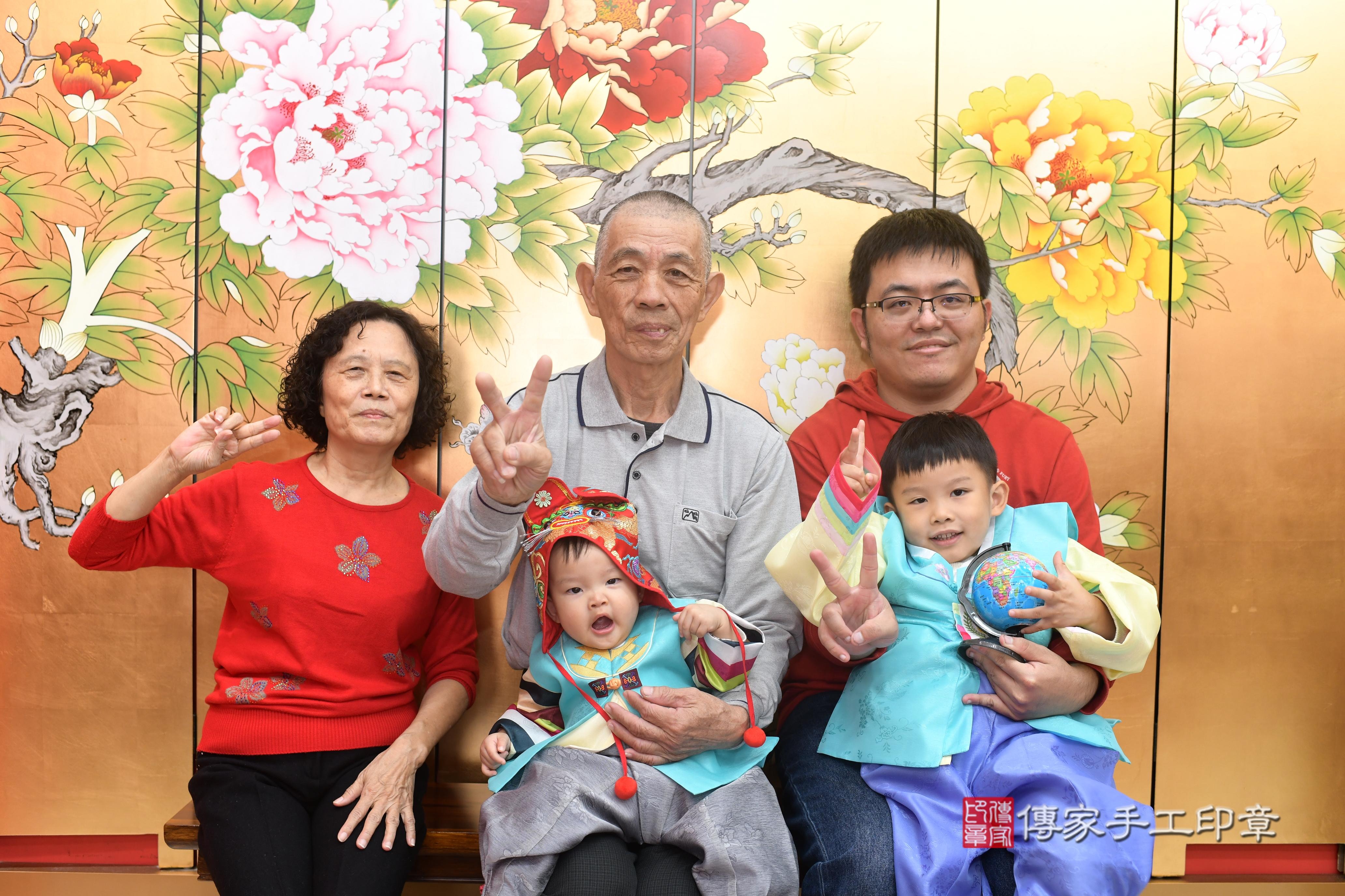 傳家手工印章高雄店、抓周、度脺、中國風會場、傳家嬰兒古禮、吉祥話、抓周道具物品24種、拍照。抓周證書。寶寶抓周、滿周歲、生日快樂、祝福 傳家手工印章高雄店、抓周、度脺、中國風會場、傳家嬰兒古禮、吉祥話、抓周道具物品24種、拍照。抓周證書。寶寶抓周、滿周歲、生日快樂、祝福