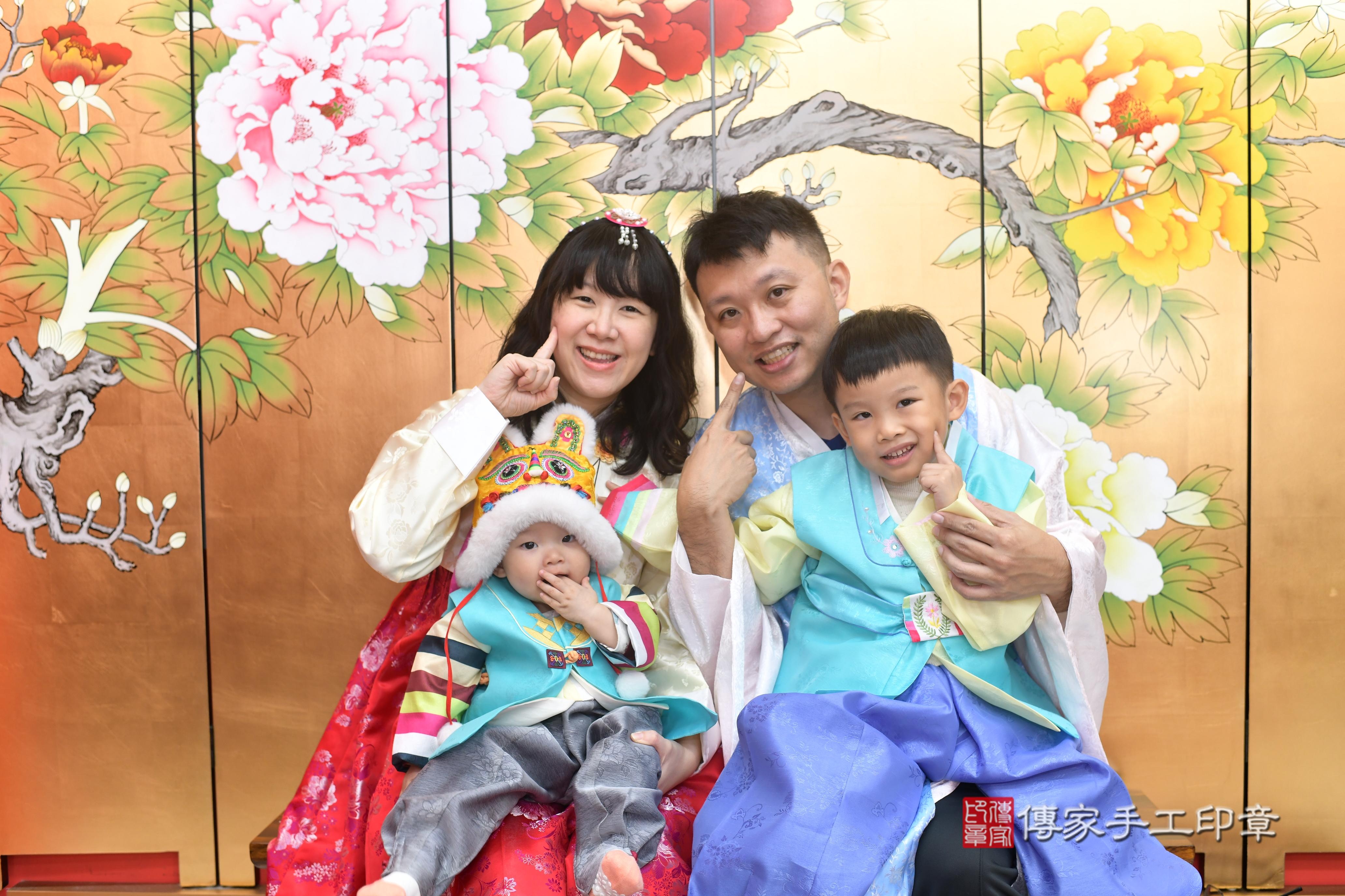 傳家手工印章高雄店、抓周、度脺、中國風會場、傳家嬰兒古禮、吉祥話、抓周道具物品24種、拍照。抓周證書。寶寶抓周、滿周歲、生日快樂、祝福 傳家手工印章高雄店、抓周、度脺、中國風會場、傳家嬰兒古禮、吉祥話、抓周道具物品24種、拍照。抓周證書。寶寶抓周、滿周歲、生日快樂、祝福