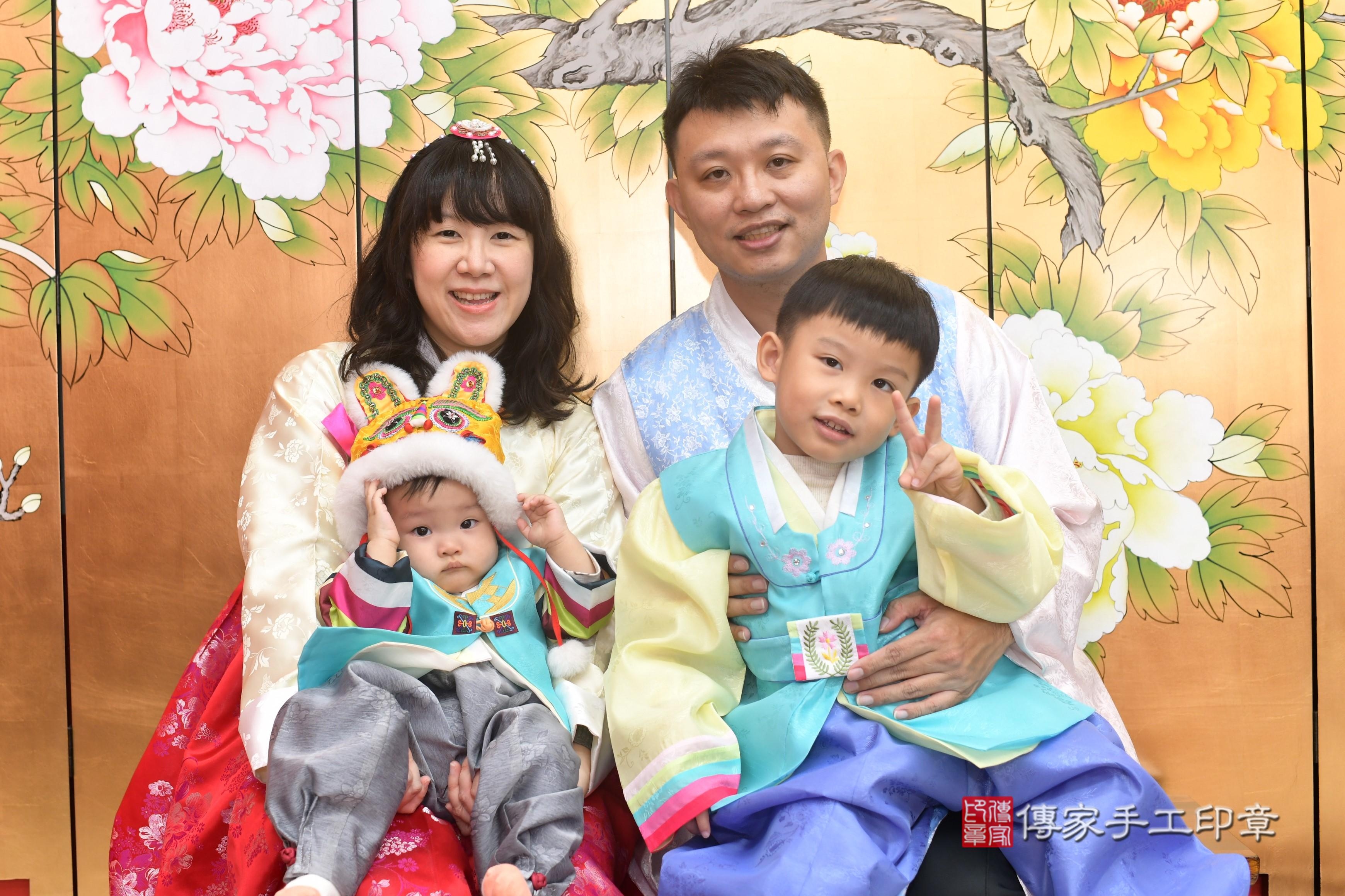 傳家手工印章高雄店、抓周、度脺、中國風會場、傳家嬰兒古禮、吉祥話、抓周道具物品24種、拍照。抓周證書。寶寶抓周、滿周歲、生日快樂、祝福 傳家手工印章高雄店、抓周、度脺、中國風會場、傳家嬰兒古禮、吉祥話、抓周道具物品24種、拍照。抓周證書。寶寶抓周、滿周歲、生日快樂、祝福