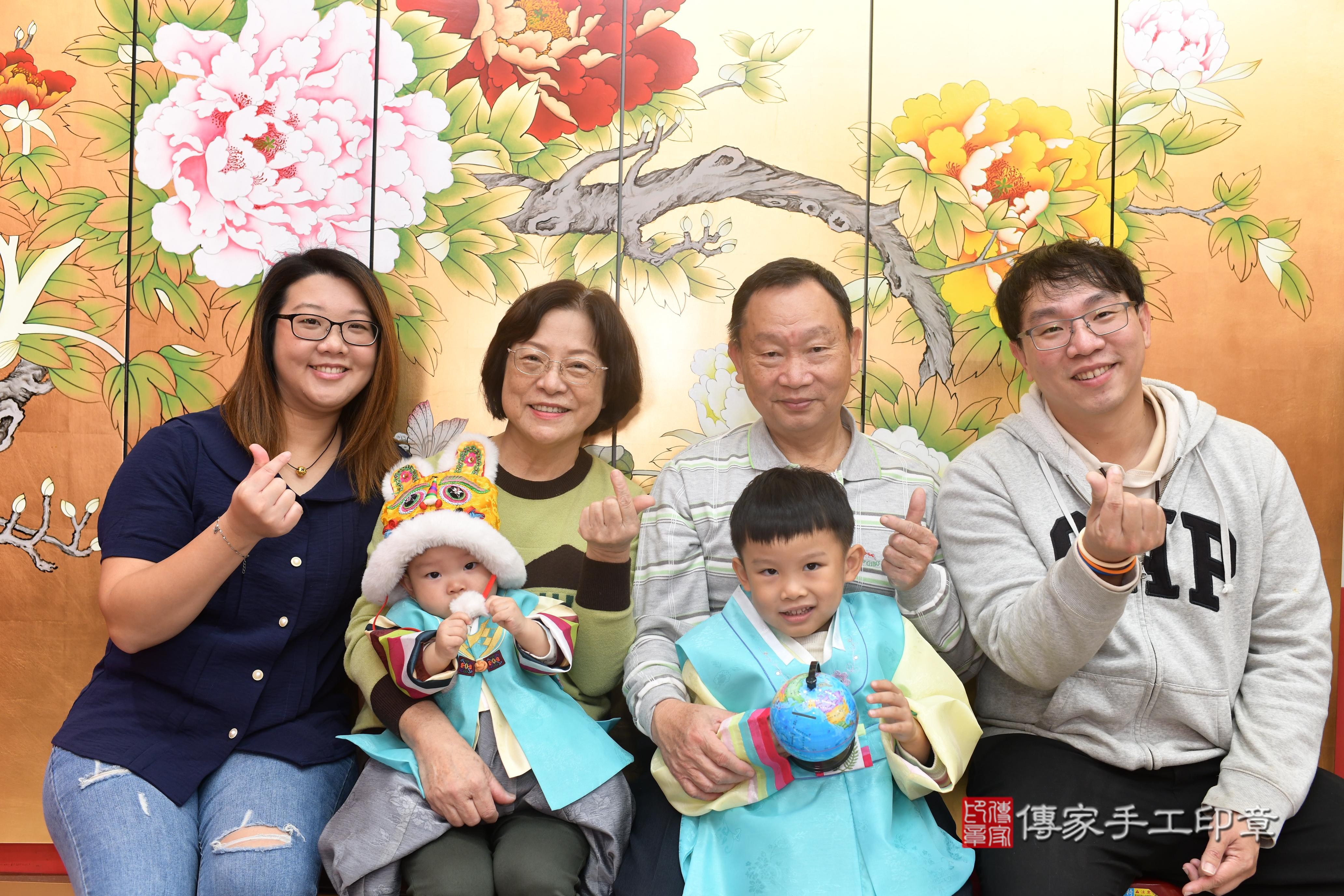 傳家手工印章高雄店、抓周、度脺、中國風會場、傳家嬰兒古禮、吉祥話、抓周道具物品24種、拍照。抓周證書。寶寶抓周、滿周歲、生日快樂、祝福 傳家手工印章高雄店、抓周、度脺、中國風會場、傳家嬰兒古禮、吉祥話、抓周道具物品24種、拍照。抓周證書。寶寶抓周、滿周歲、生日快樂、祝福