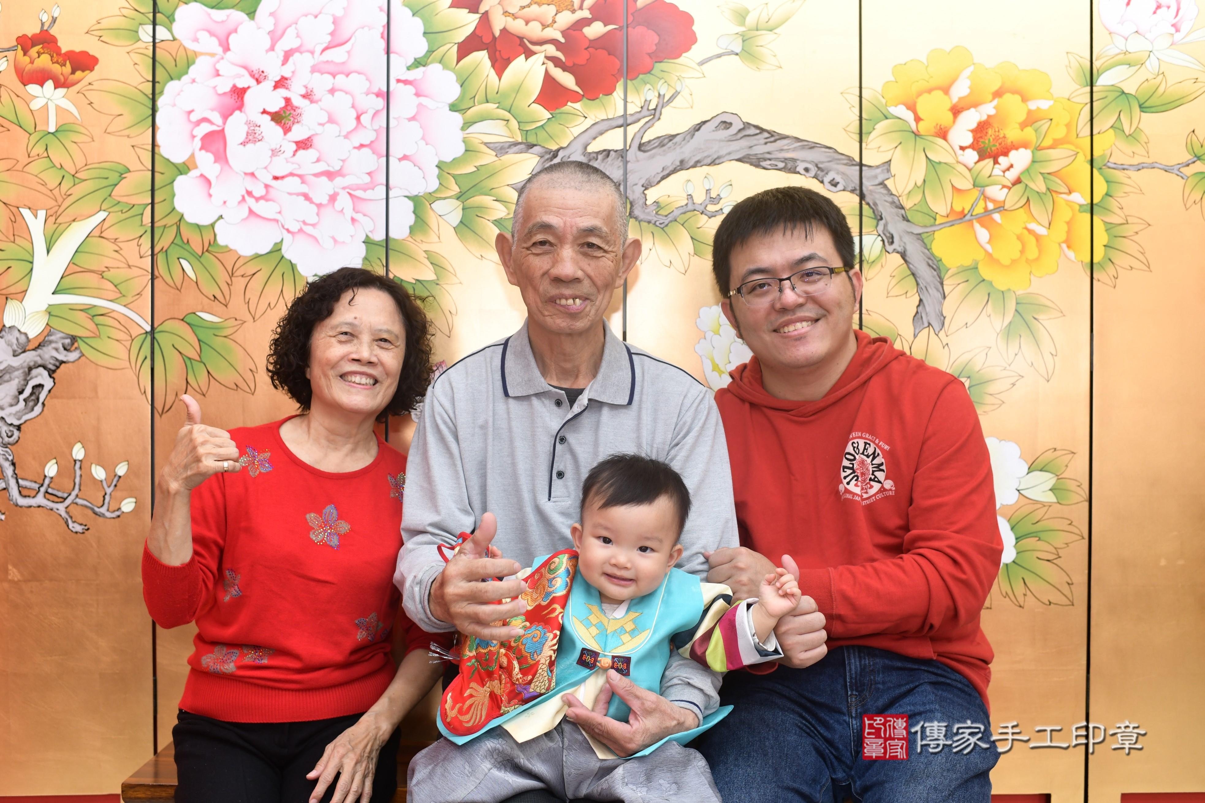 傳家手工印章高雄店、抓周、度脺、中國風會場、傳家嬰兒古禮、吉祥話、抓周道具物品24種、拍照。抓周證書。寶寶抓周、滿周歲、生日快樂、祝福 傳家手工印章高雄店、抓周、度脺、中國風會場、傳家嬰兒古禮、吉祥話、抓周道具物品24種、拍照。抓周證書。寶寶抓周、滿周歲、生日快樂、祝福