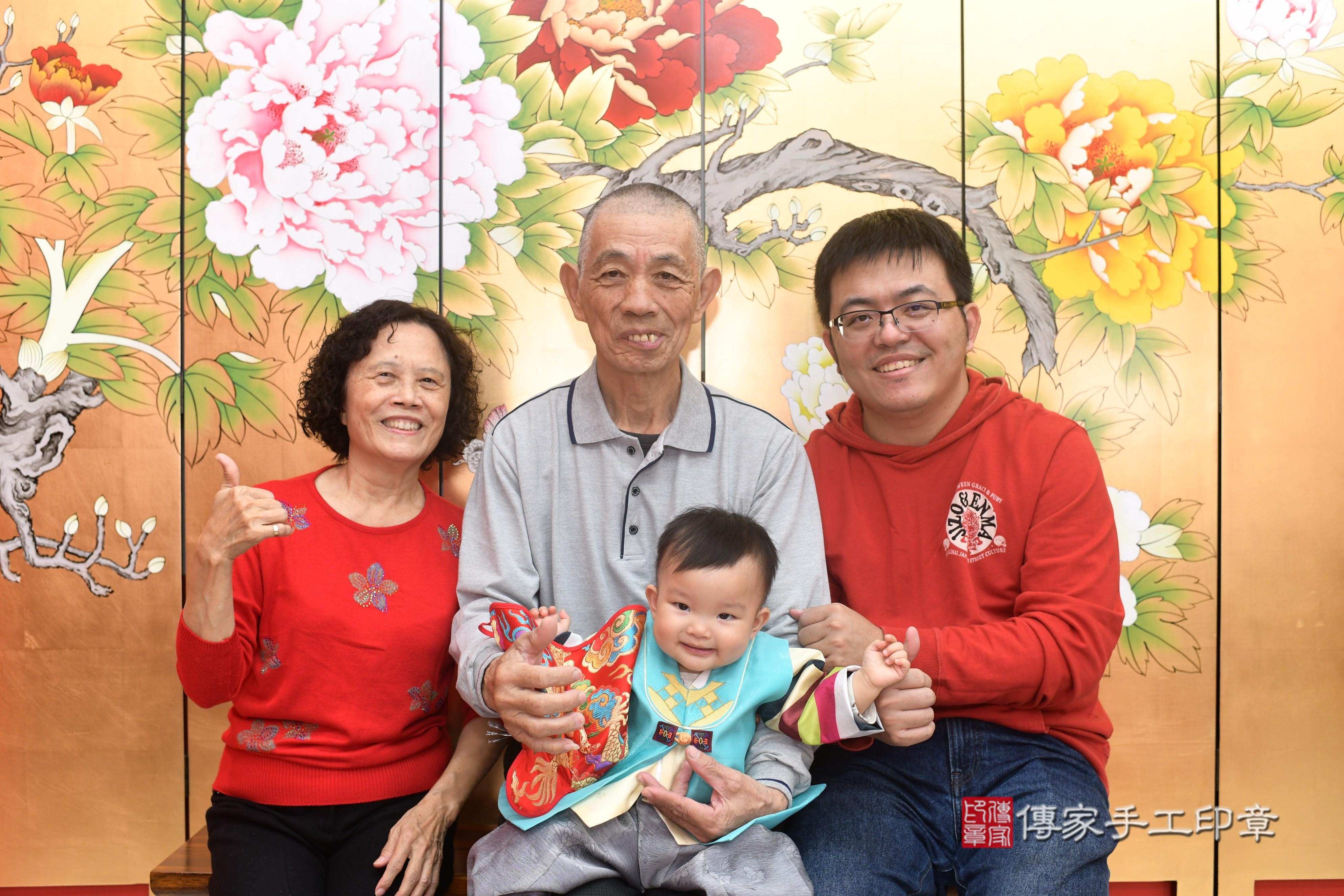 傳家手工印章高雄店、抓周、度脺、中國風會場、傳家嬰兒古禮、吉祥話、抓周道具物品24種、拍照。抓周證書。寶寶抓周、滿周歲、生日快樂、祝福 傳家手工印章高雄店、抓周、度脺、中國風會場、傳家嬰兒古禮、吉祥話、抓周道具物品24種、拍照。抓周證書。寶寶抓周、滿周歲、生日快樂、祝福