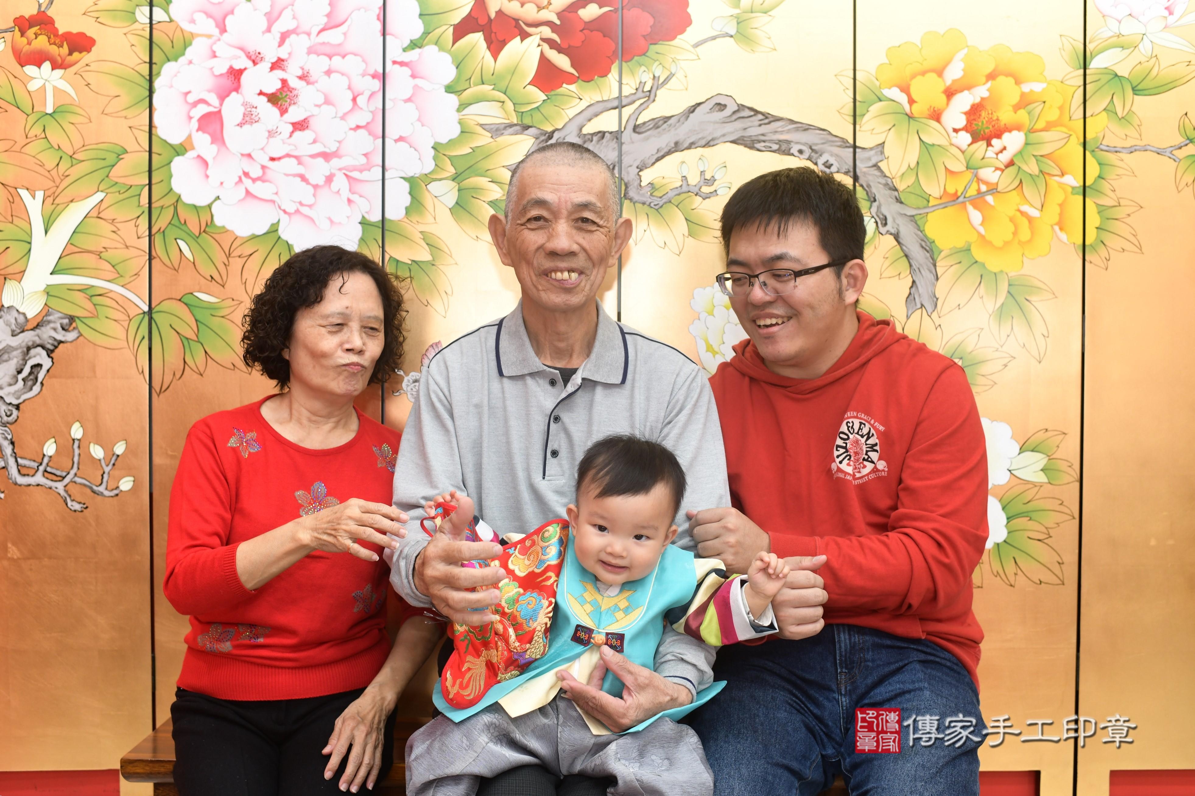 傳家手工印章高雄店、抓周、度脺、中國風會場、傳家嬰兒古禮、吉祥話、抓周道具物品24種、拍照。抓周證書。寶寶抓周、滿周歲、生日快樂、祝福 傳家手工印章高雄店、抓周、度脺、中國風會場、傳家嬰兒古禮、吉祥話、抓周道具物品24種、拍照。抓周證書。寶寶抓周、滿周歲、生日快樂、祝福