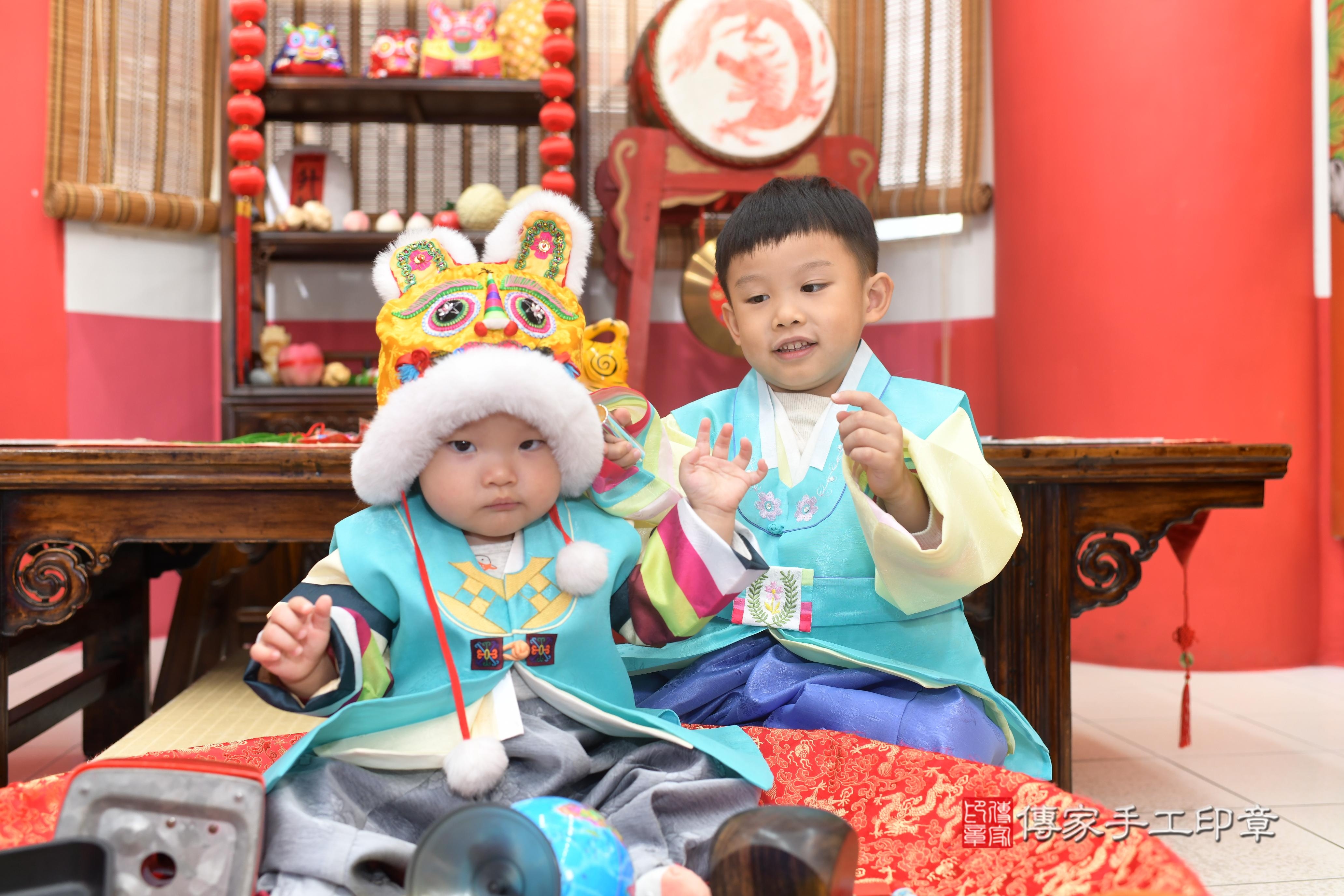 傳家手工印章高雄店、抓周、度脺、中國風會場、傳家嬰兒古禮、吉祥話、抓周道具物品24種、拍照。抓周證書。寶寶抓周、滿周歲、生日快樂、祝福 傳家手工印章高雄店、抓周、度脺、中國風會場、傳家嬰兒古禮、吉祥話、抓周道具物品24種、拍照。抓周證書。寶寶抓周、滿周歲、生日快樂、祝福