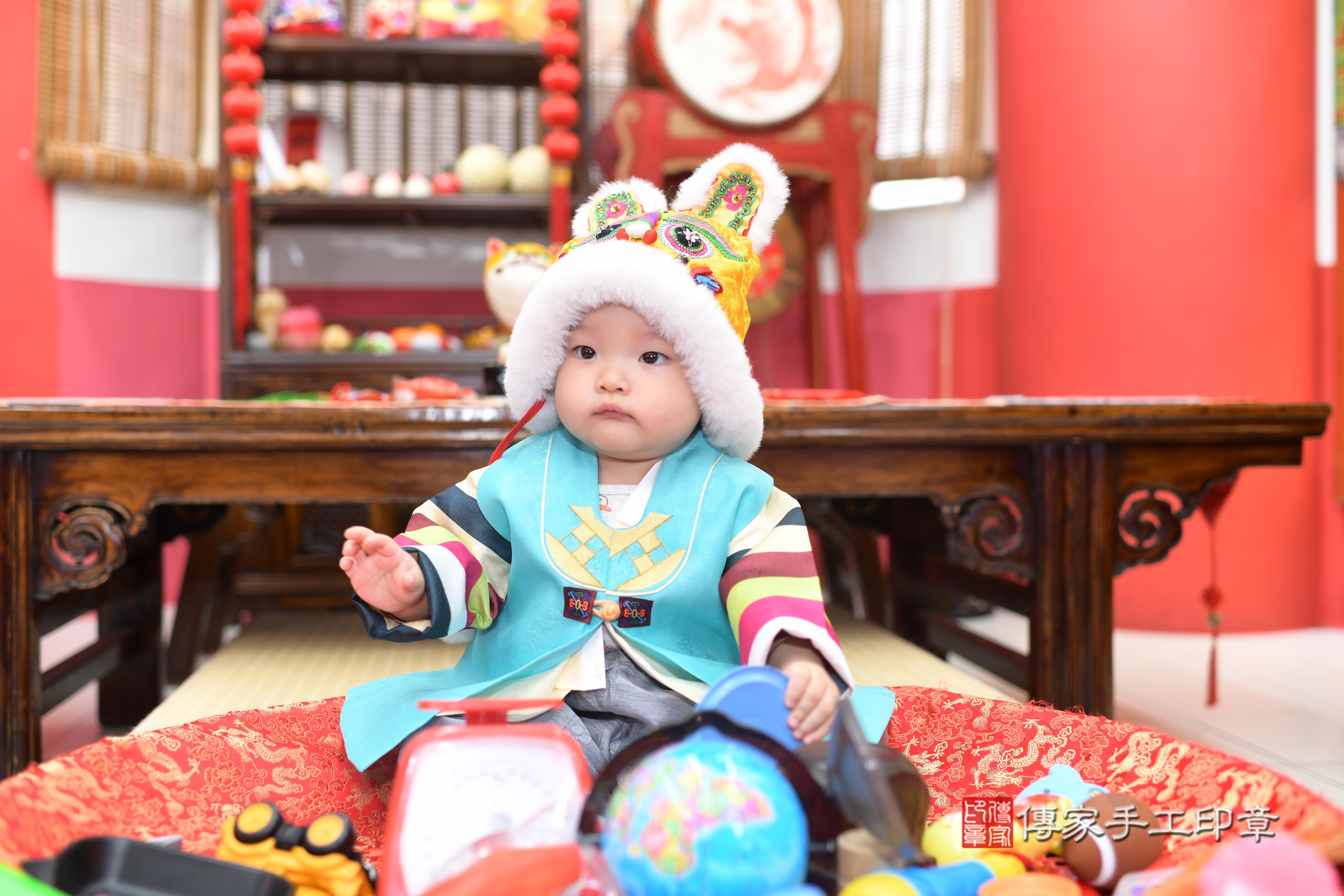 傳家手工印章高雄店、抓周、度脺、中國風會場、傳家嬰兒古禮、吉祥話、抓周道具物品24種、拍照。抓周證書。寶寶抓周、滿周歲、生日快樂、祝福 傳家手工印章高雄店、抓周、度脺、中國風會場、傳家嬰兒古禮、吉祥話、抓周道具物品24種、拍照。抓周證書。寶寶抓周、滿周歲、生日快樂、祝福