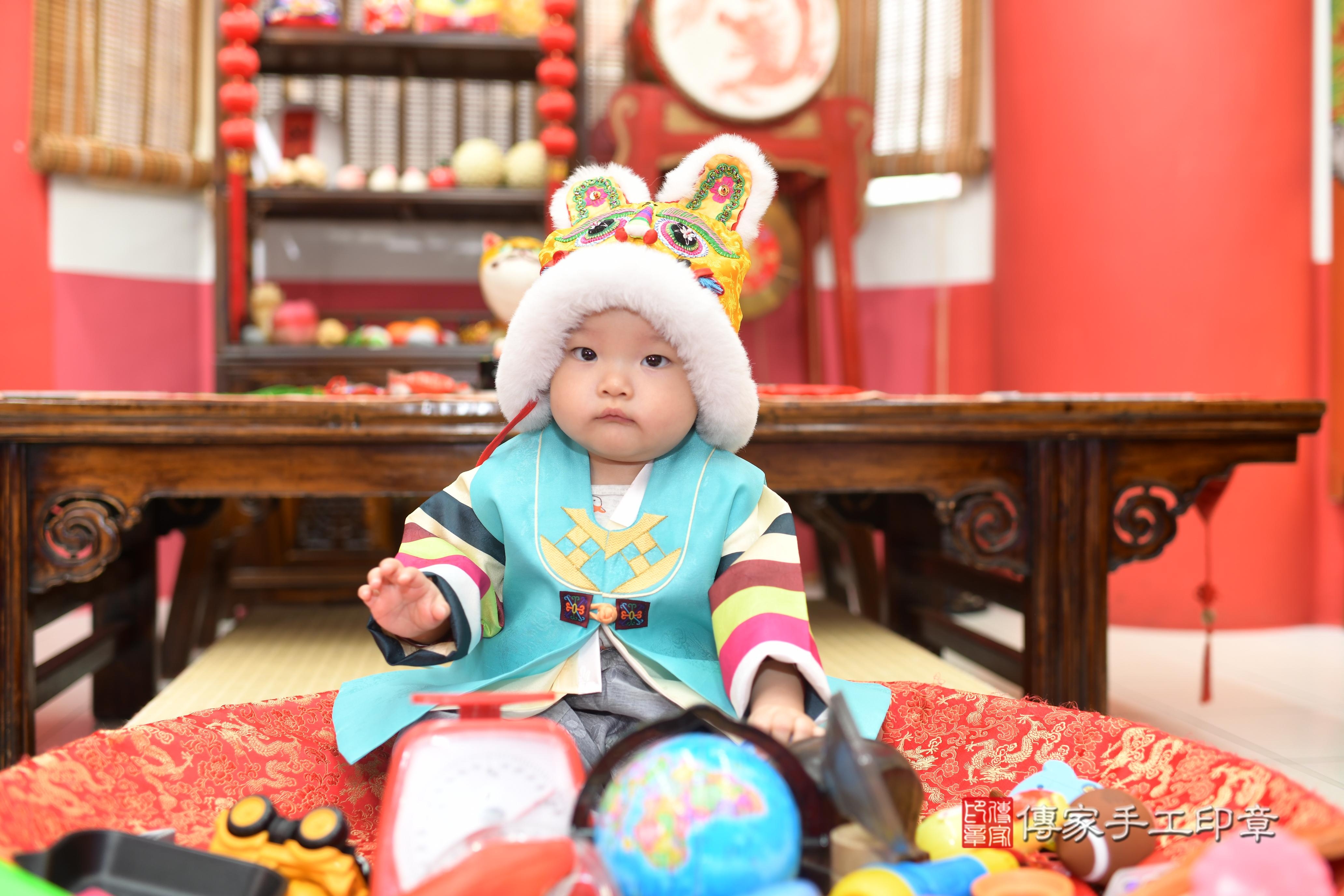 傳家手工印章高雄店、抓周、度脺、中國風會場、傳家嬰兒古禮、吉祥話、抓周道具物品24種、拍照。抓周證書。寶寶抓周、滿周歲、生日快樂、祝福 傳家手工印章高雄店、抓周、度脺、中國風會場、傳家嬰兒古禮、吉祥話、抓周道具物品24種、拍照。抓周證書。寶寶抓周、滿周歲、生日快樂、祝福