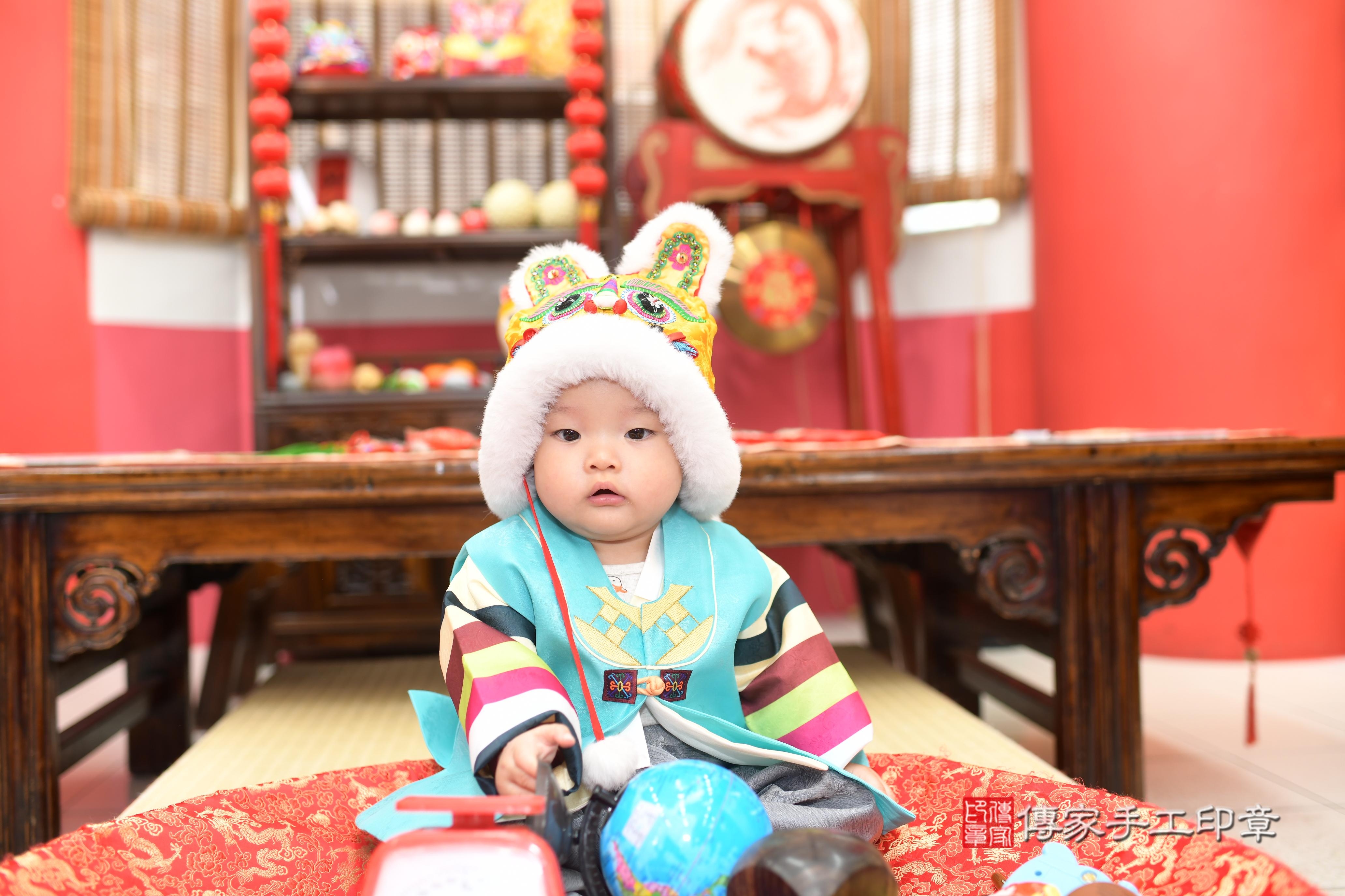 傳家手工印章高雄店、抓周、度脺、中國風會場、傳家嬰兒古禮、吉祥話、抓周道具物品24種、拍照。抓周證書。寶寶抓周、滿周歲、生日快樂、祝福 傳家手工印章高雄店、抓周、度脺、中國風會場、傳家嬰兒古禮、吉祥話、抓周道具物品24種、拍照。抓周證書。寶寶抓周、滿周歲、生日快樂、祝福