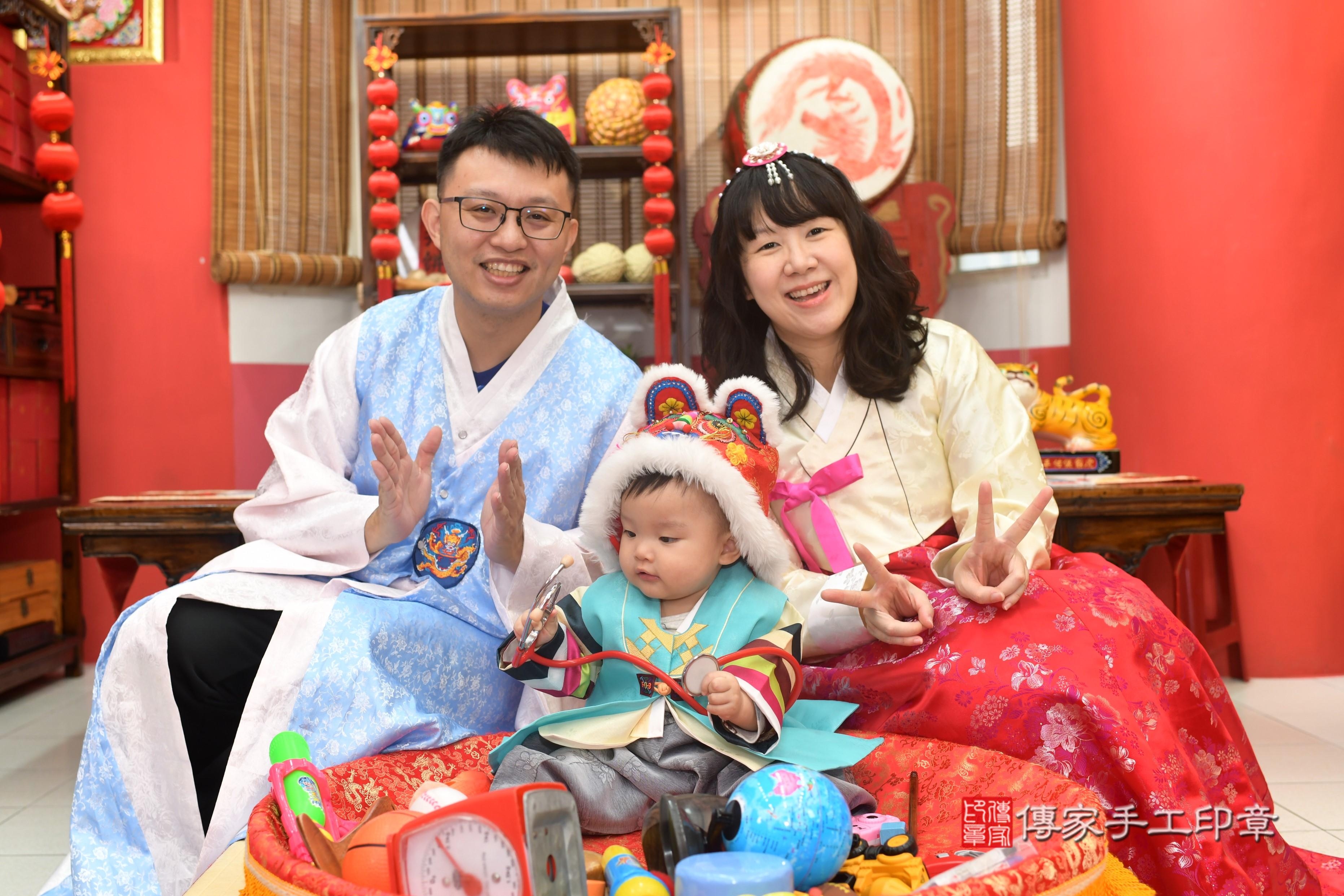 傳家手工印章高雄店、抓周、度脺、中國風會場、傳家嬰兒古禮、吉祥話、抓周道具物品24種、拍照。抓周證書。寶寶抓周、滿周歲、生日快樂、祝福 傳家手工印章高雄店、抓周、度脺、中國風會場、傳家嬰兒古禮、吉祥話、抓周道具物品24種、拍照。抓周證書。寶寶抓周、滿周歲、生日快樂、祝福