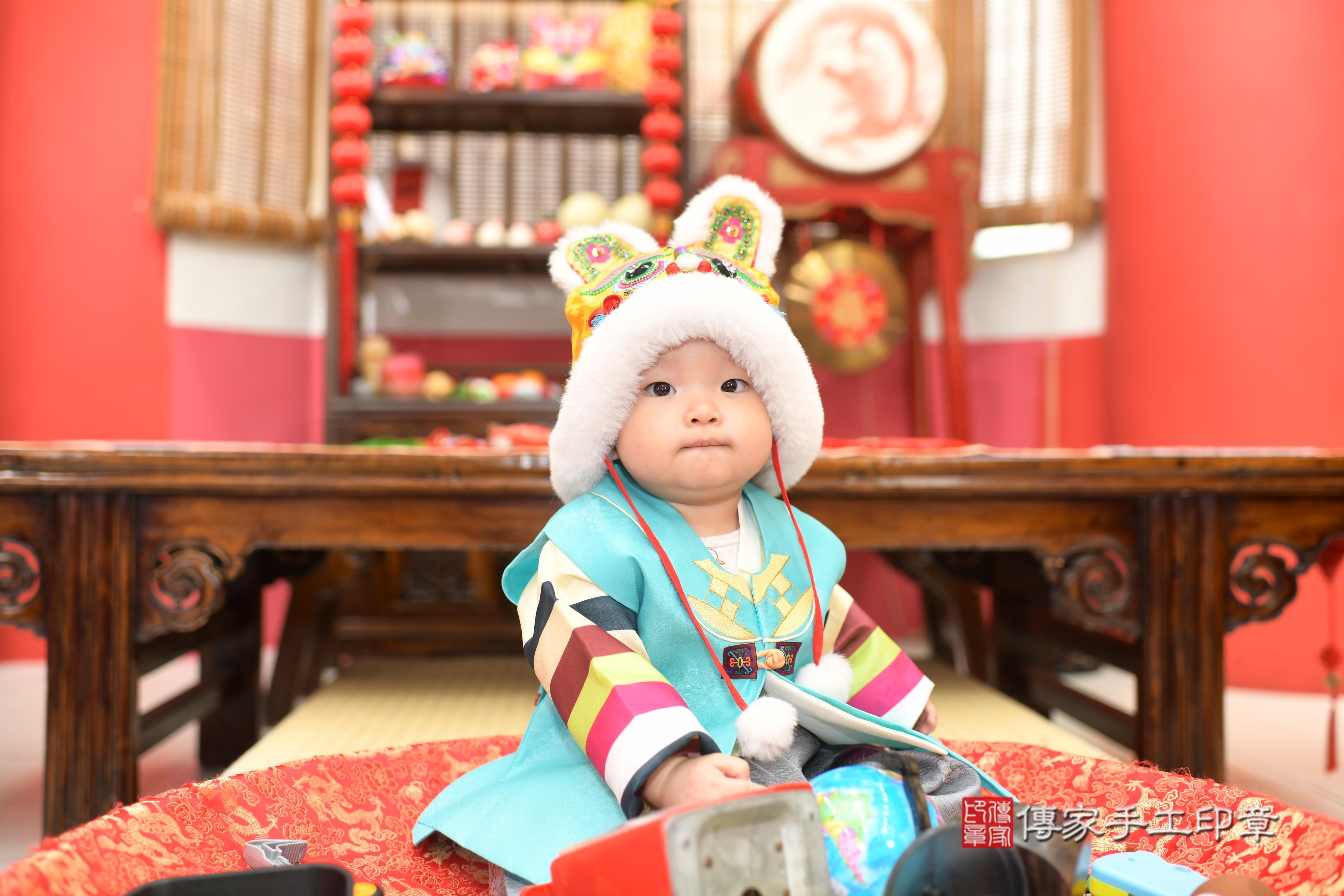 傳家手工印章高雄店、抓周、度脺、中國風會場、傳家嬰兒古禮、吉祥話、抓周道具物品24種、拍照。抓周證書。寶寶抓周、滿周歲、生日快樂、祝福 傳家手工印章高雄店、抓周、度脺、中國風會場、傳家嬰兒古禮、吉祥話、抓周道具物品24種、拍照。抓周證書。寶寶抓周、滿周歲、生日快樂、祝福