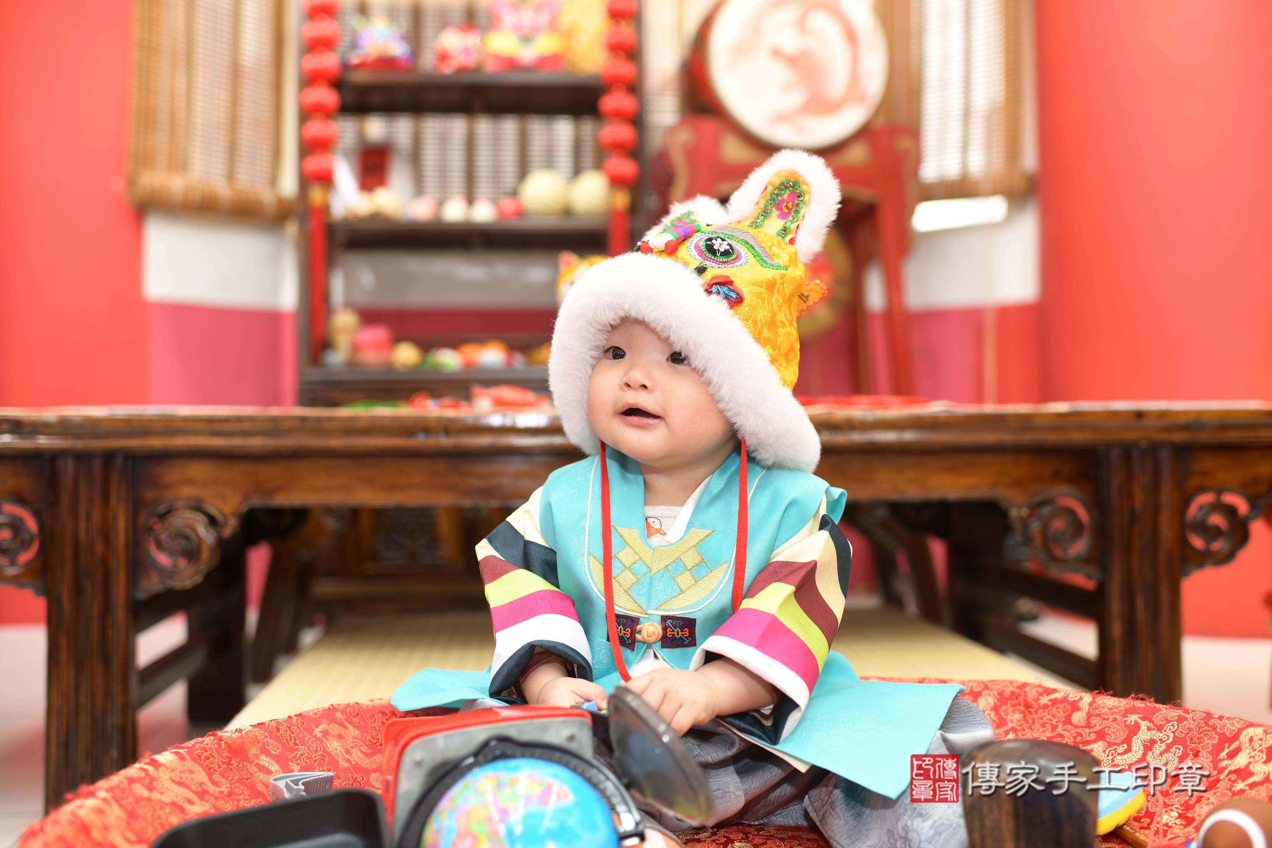 傳家手工印章高雄店、抓周、度脺、中國風會場、傳家嬰兒古禮、吉祥話、抓周道具物品24種、拍照。抓周證書。寶寶抓周、滿周歲、生日快樂、祝福 傳家手工印章高雄店、抓周、度脺、中國風會場、傳家嬰兒古禮、吉祥話、抓周道具物品24種、拍照。抓周證書。寶寶抓周、滿周歲、生日快樂、祝福