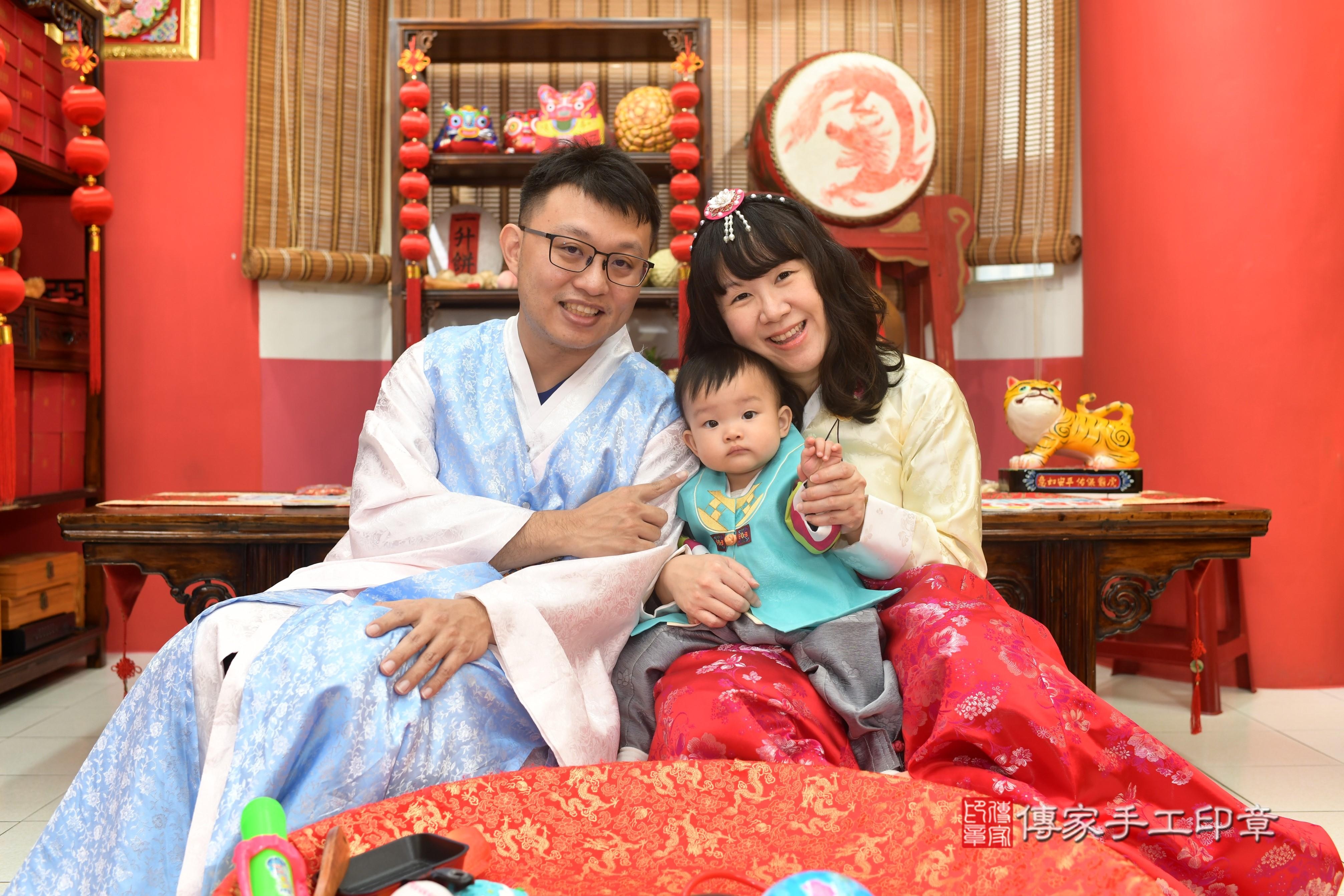 傳家手工印章高雄店、抓周、度脺、中國風會場、傳家嬰兒古禮、吉祥話、抓周道具物品24種、拍照。抓周證書。寶寶抓周、滿周歲、生日快樂、祝福 傳家手工印章高雄店、抓周、度脺、中國風會場、傳家嬰兒古禮、吉祥話、抓周道具物品24種、拍照。抓周證書。寶寶抓周、滿周歲、生日快樂、祝福