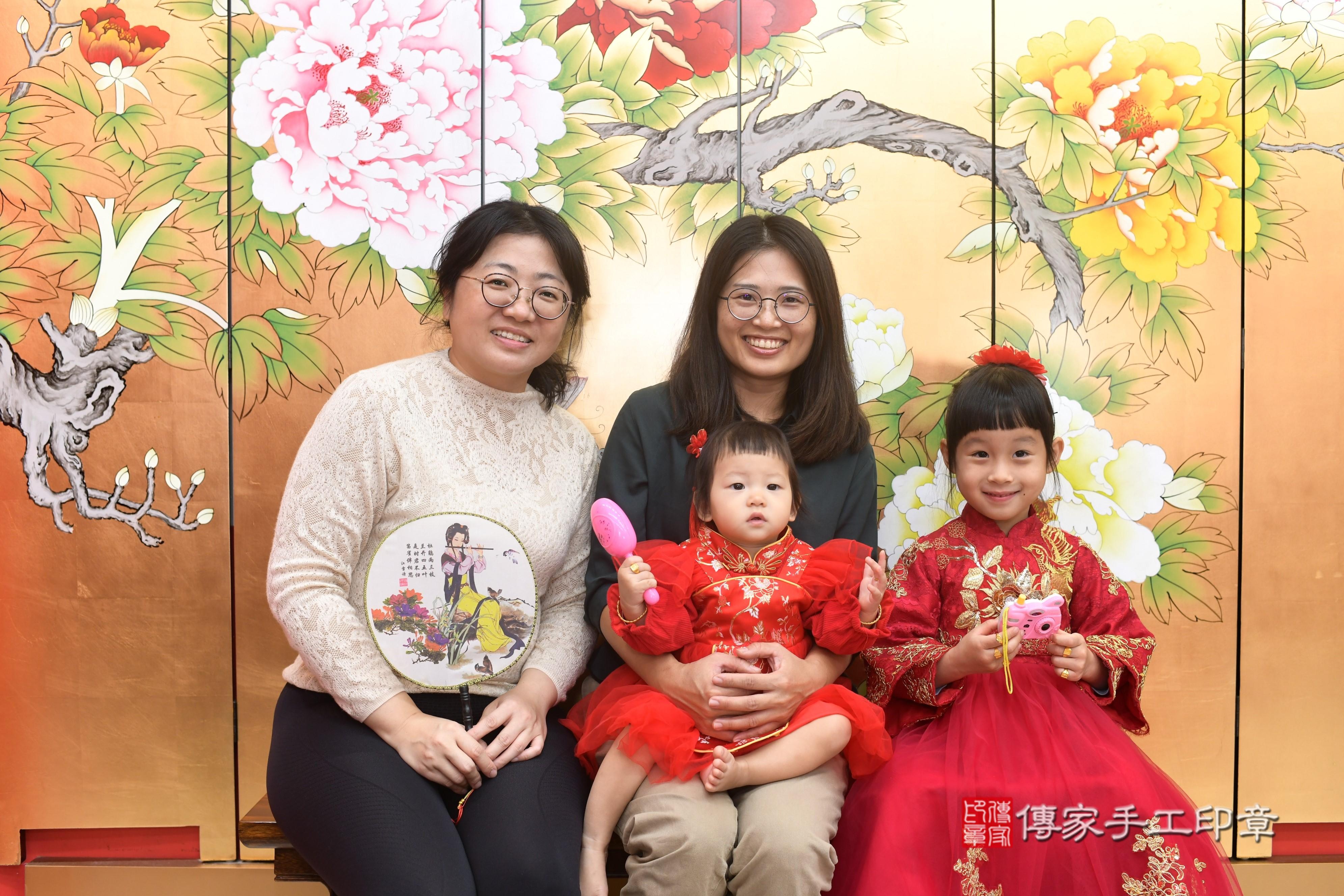 傳家手工印章高雄店、抓周、度脺、中國風會場、傳家嬰兒古禮、吉祥話、抓周道具物品24種、拍照。抓周證書。寶寶抓周、滿周歲、生日快樂、祝福 傳家手工印章高雄店、抓周、度脺、中國風會場、傳家嬰兒古禮、吉祥話、抓周道具物品24種、拍照。抓周證書。寶寶抓周、滿周歲、生日快樂、祝福