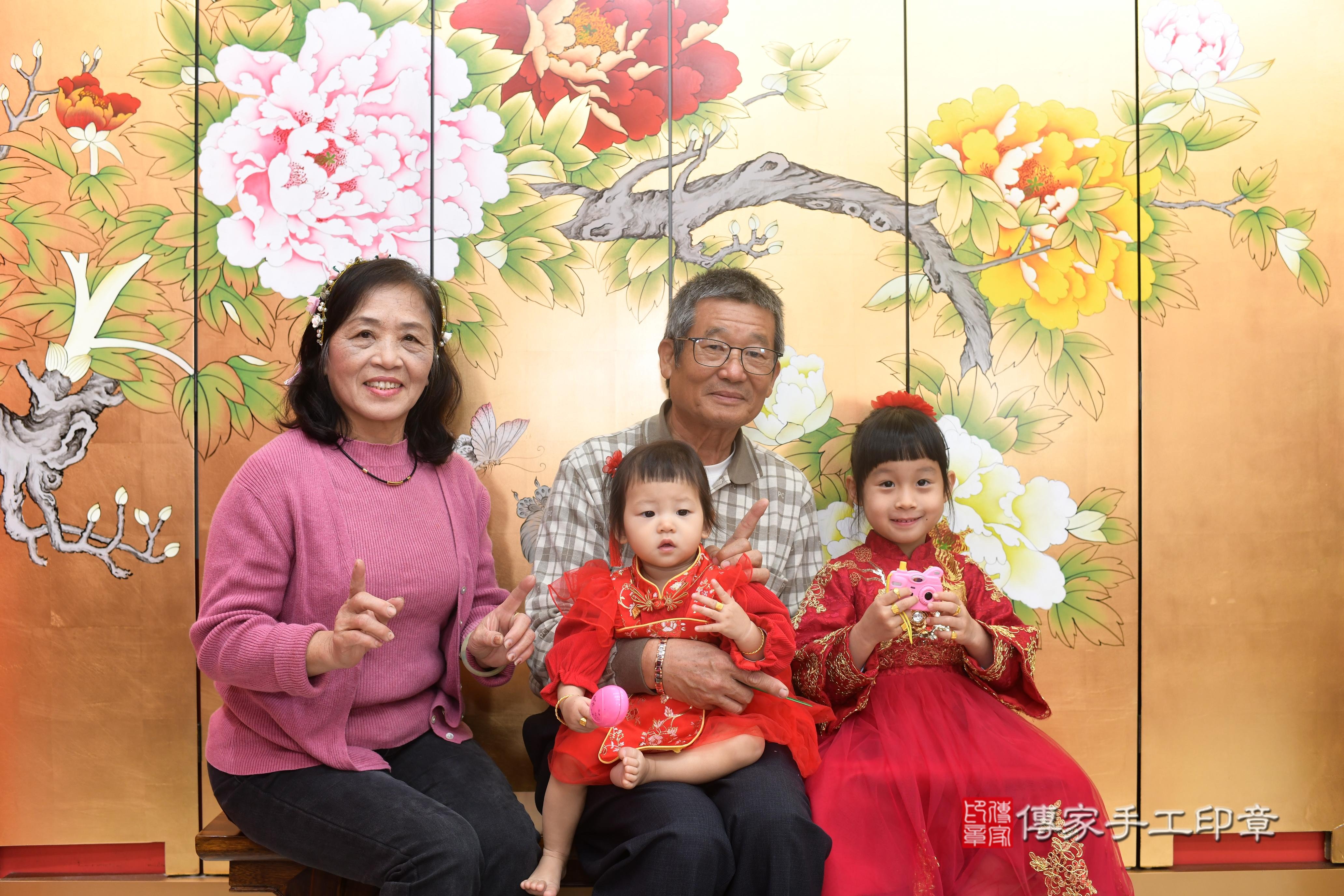 傳家手工印章高雄店、抓周、度脺、中國風會場、傳家嬰兒古禮、吉祥話、抓周道具物品24種、拍照。抓周證書。寶寶抓周、滿周歲、生日快樂、祝福 傳家手工印章高雄店、抓周、度脺、中國風會場、傳家嬰兒古禮、吉祥話、抓周道具物品24種、拍照。抓周證書。寶寶抓周、滿周歲、生日快樂、祝福