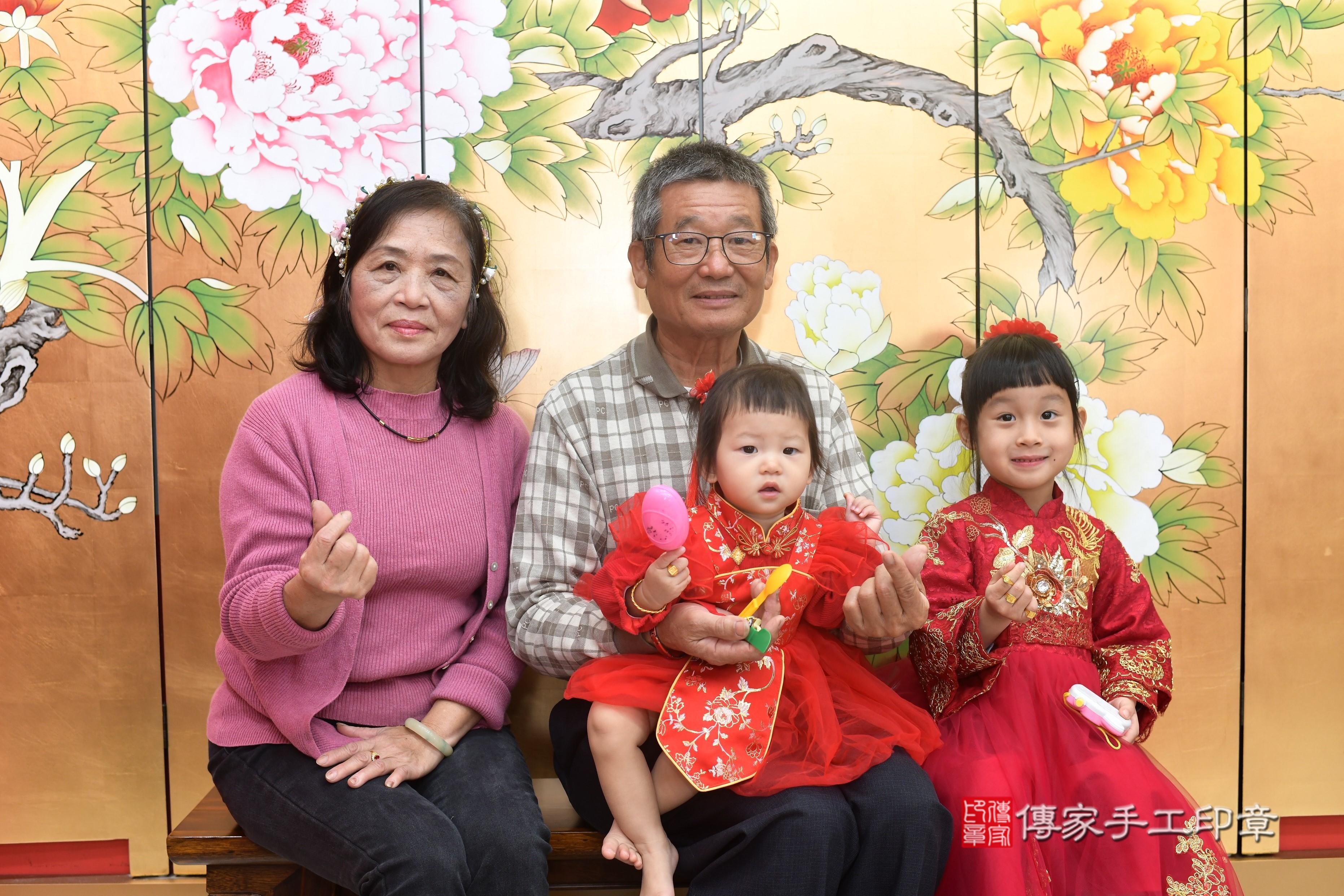 傳家手工印章高雄店、抓周、度脺、中國風會場、傳家嬰兒古禮、吉祥話、抓周道具物品24種、拍照。抓周證書。寶寶抓周、滿周歲、生日快樂、祝福 傳家手工印章高雄店、抓周、度脺、中國風會場、傳家嬰兒古禮、吉祥話、抓周道具物品24種、拍照。抓周證書。寶寶抓周、滿周歲、生日快樂、祝福