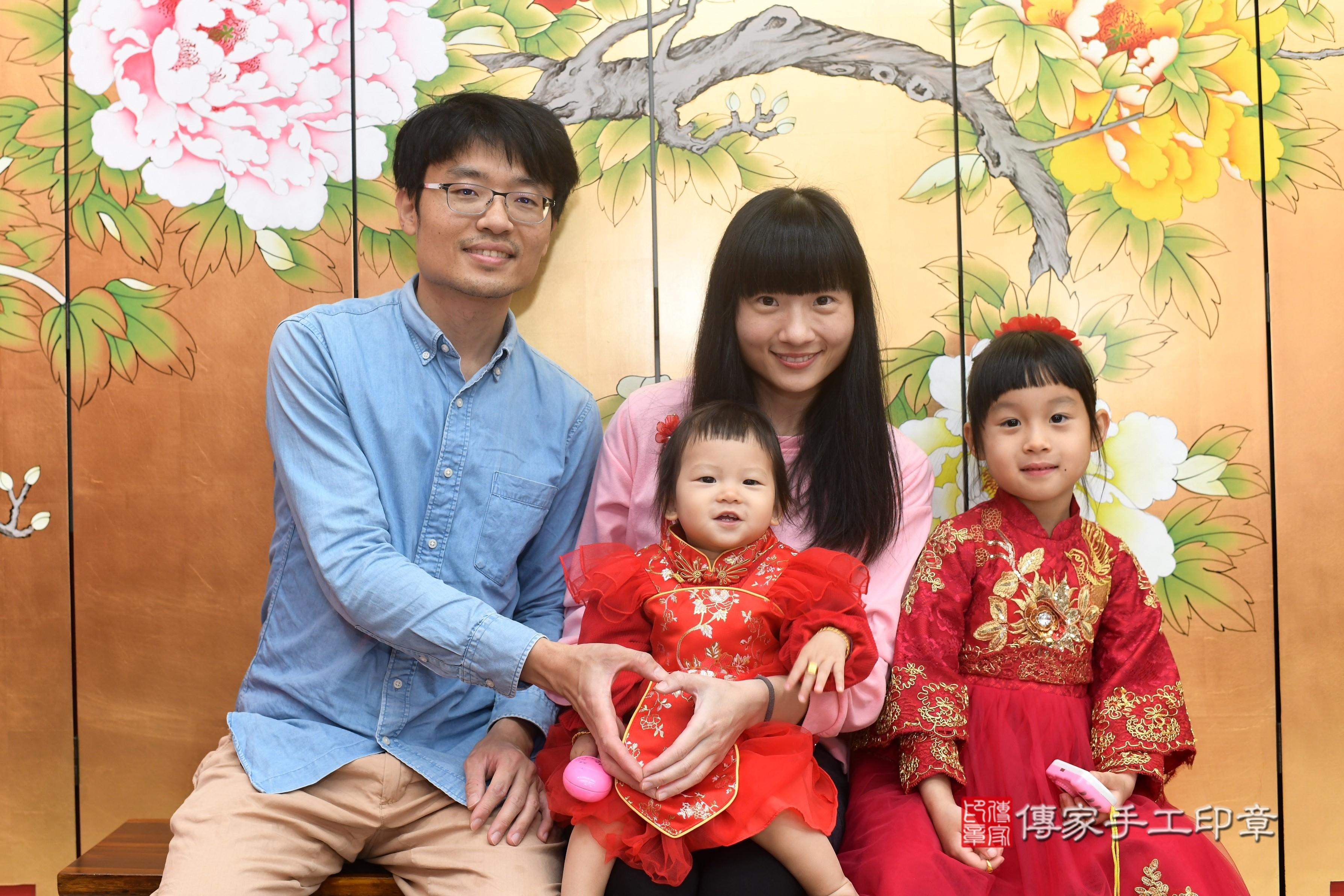 傳家手工印章高雄店、抓周、度脺、中國風會場、傳家嬰兒古禮、吉祥話、抓周道具物品24種、拍照。抓周證書。寶寶抓周、滿周歲、生日快樂、祝福 傳家手工印章高雄店、抓周、度脺、中國風會場、傳家嬰兒古禮、吉祥話、抓周道具物品24種、拍照。抓周證書。寶寶抓周、滿周歲、生日快樂、祝福