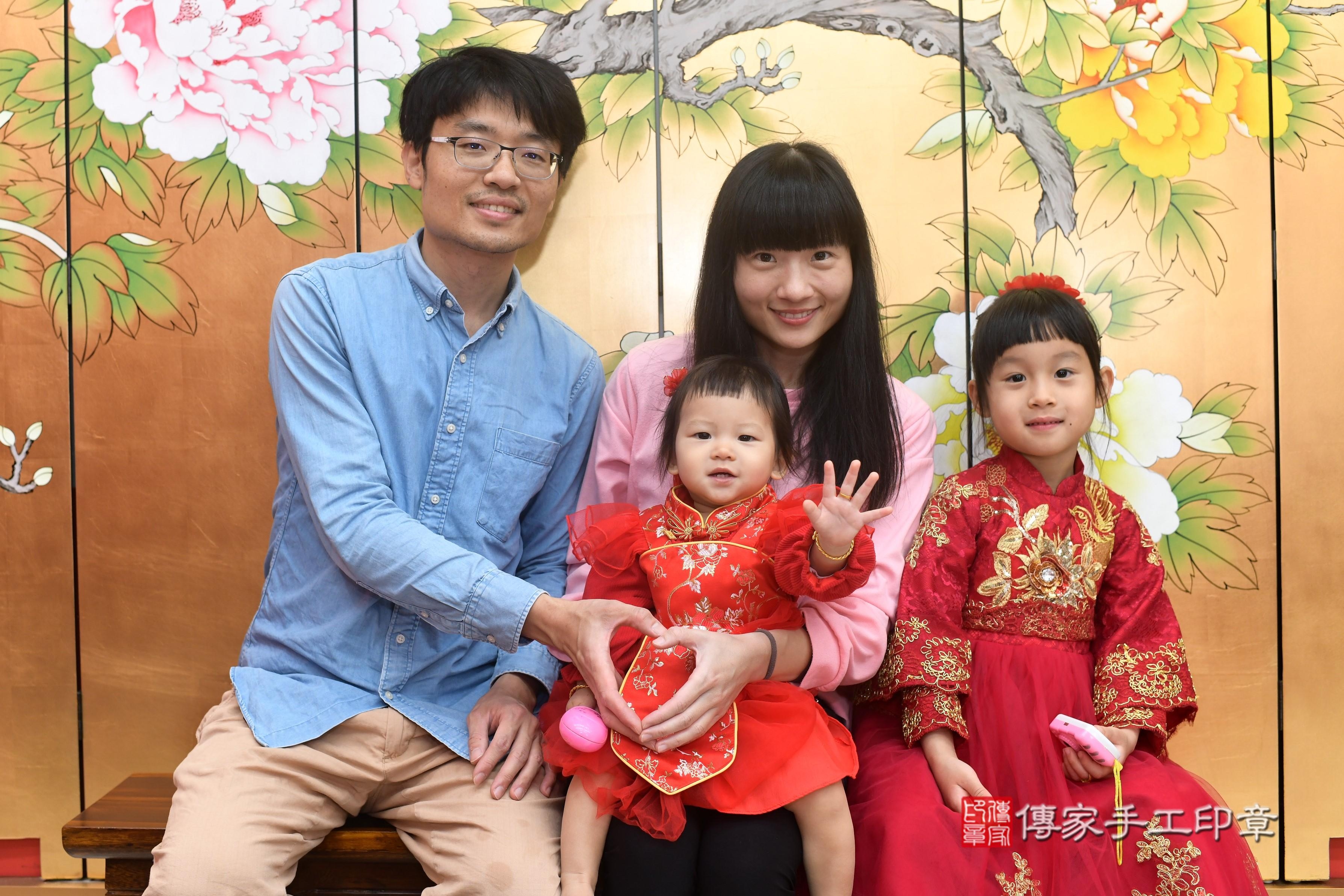 傳家手工印章高雄店、抓周、度脺、中國風會場、傳家嬰兒古禮、吉祥話、抓周道具物品24種、拍照。抓周證書。寶寶抓周、滿周歲、生日快樂、祝福 傳家手工印章高雄店、抓周、度脺、中國風會場、傳家嬰兒古禮、吉祥話、抓周道具物品24種、拍照。抓周證書。寶寶抓周、滿周歲、生日快樂、祝福