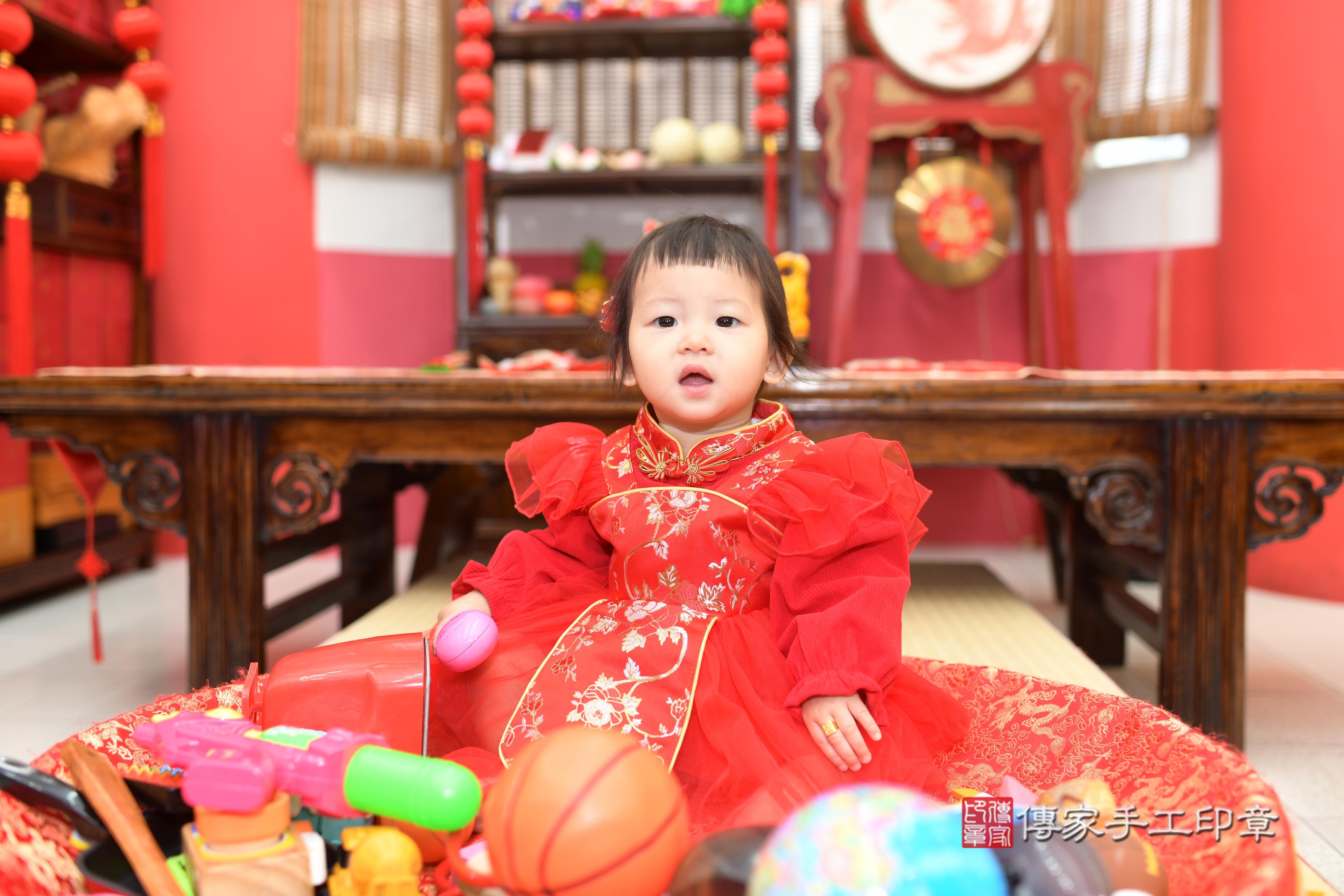 傳家手工印章高雄店、抓周、度脺、中國風會場、傳家嬰兒古禮、吉祥話、抓周道具物品24種、拍照。抓周證書。寶寶抓周、滿周歲、生日快樂、祝福 傳家手工印章高雄店、抓周、度脺、中國風會場、傳家嬰兒古禮、吉祥話、抓周道具物品24種、拍照。抓周證書。寶寶抓周、滿周歲、生日快樂、祝福