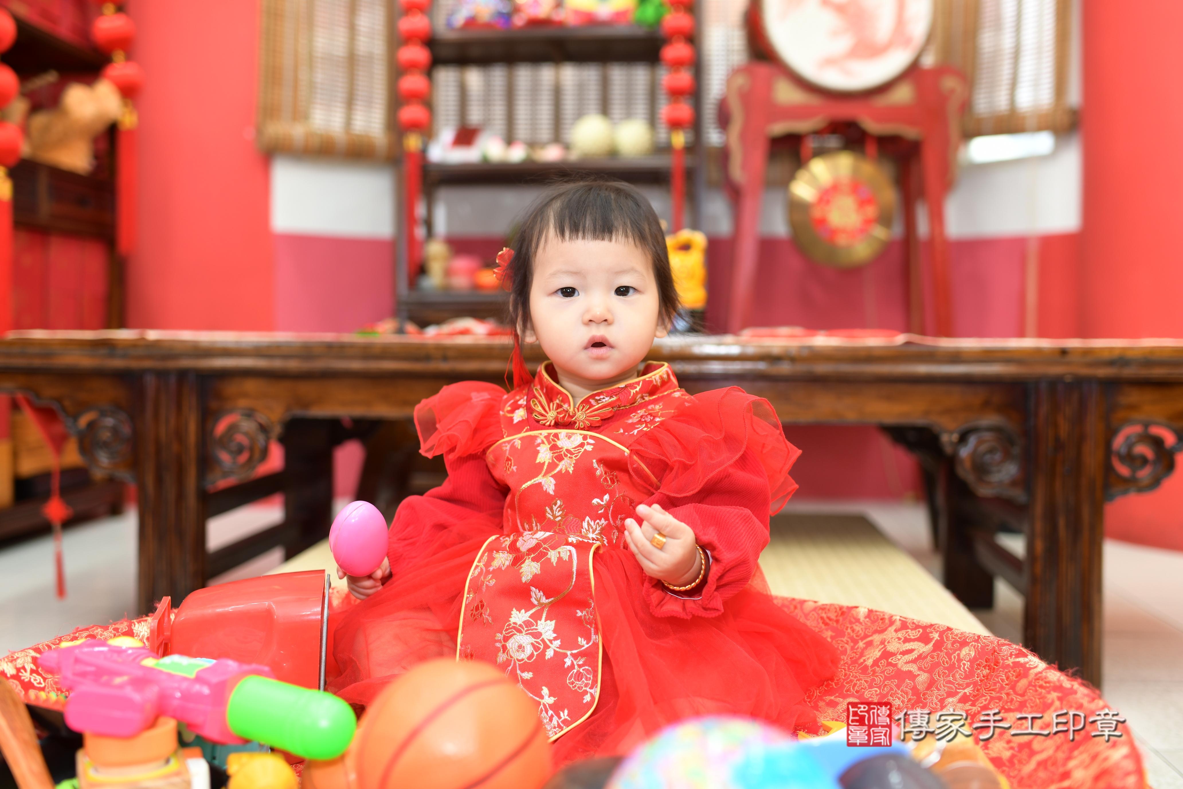 傳家手工印章高雄店、抓周、度脺、中國風會場、傳家嬰兒古禮、吉祥話、抓周道具物品24種、拍照。抓周證書。寶寶抓周、滿周歲、生日快樂、祝福 傳家手工印章高雄店、抓周、度脺、中國風會場、傳家嬰兒古禮、吉祥話、抓周道具物品24種、拍照。抓周證書。寶寶抓周、滿周歲、生日快樂、祝福