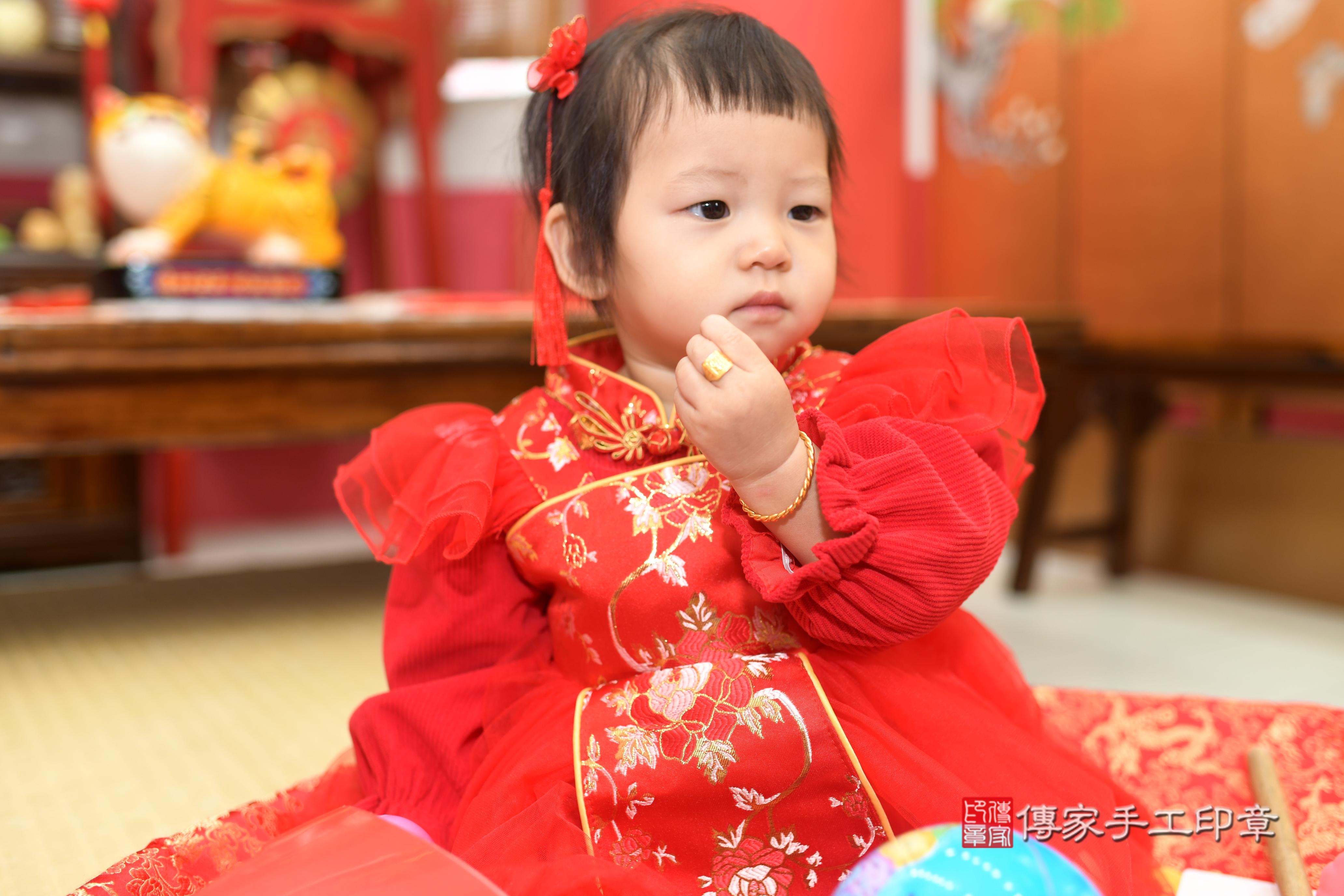 傳家手工印章高雄店、抓周、度脺、中國風會場、傳家嬰兒古禮、吉祥話、抓周道具物品24種、拍照。抓周證書。寶寶抓周、滿周歲、生日快樂、祝福 傳家手工印章高雄店、抓周、度脺、中國風會場、傳家嬰兒古禮、吉祥話、抓周道具物品24種、拍照。抓周證書。寶寶抓周、滿周歲、生日快樂、祝福