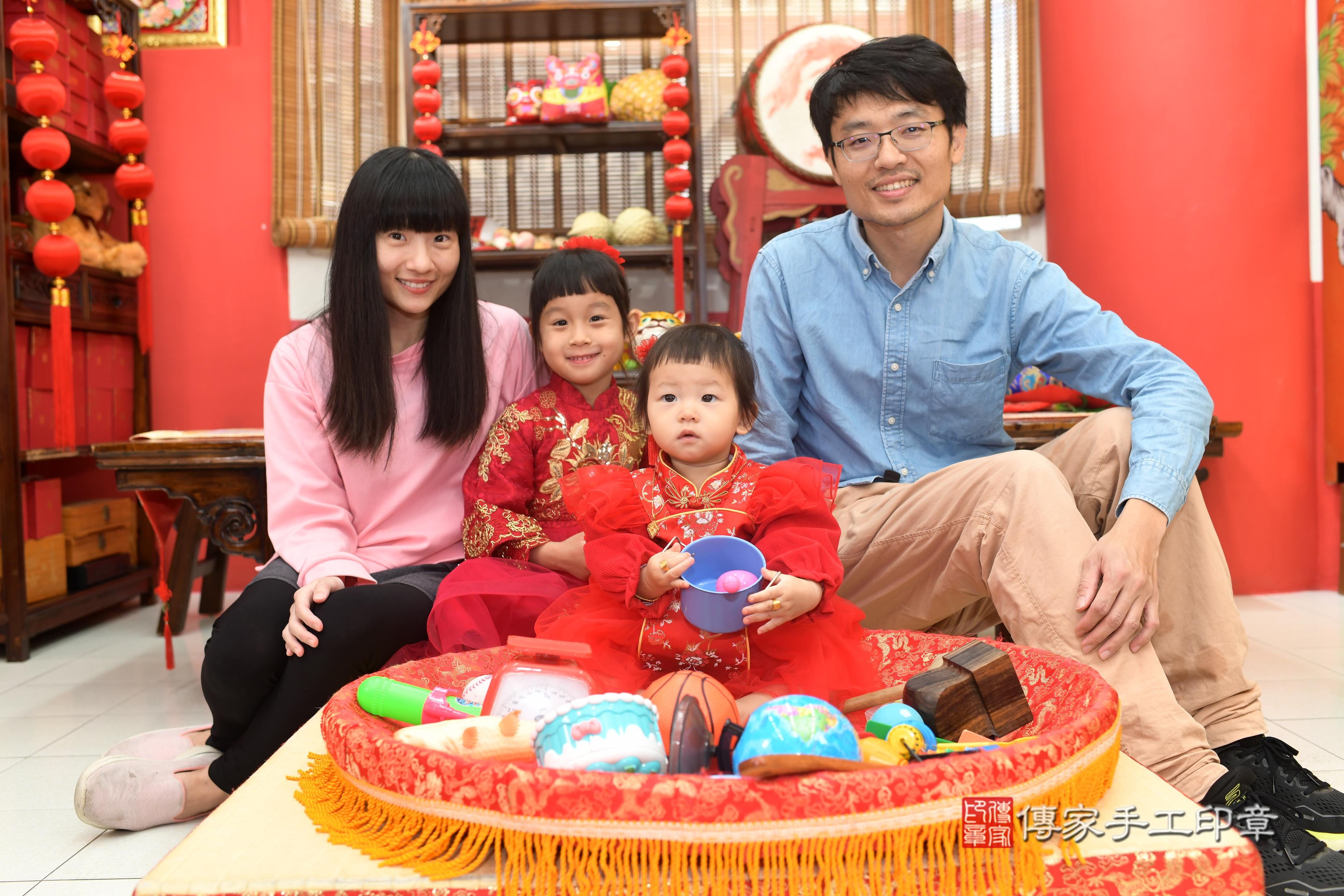 傳家手工印章高雄店、抓周、度脺、中國風會場、傳家嬰兒古禮、吉祥話、抓周道具物品24種、拍照。抓周證書。寶寶抓周、滿周歲、生日快樂、祝福 傳家手工印章高雄店、抓周、度脺、中國風會場、傳家嬰兒古禮、吉祥話、抓周道具物品24種、拍照。抓周證書。寶寶抓周、滿周歲、生日快樂、祝福