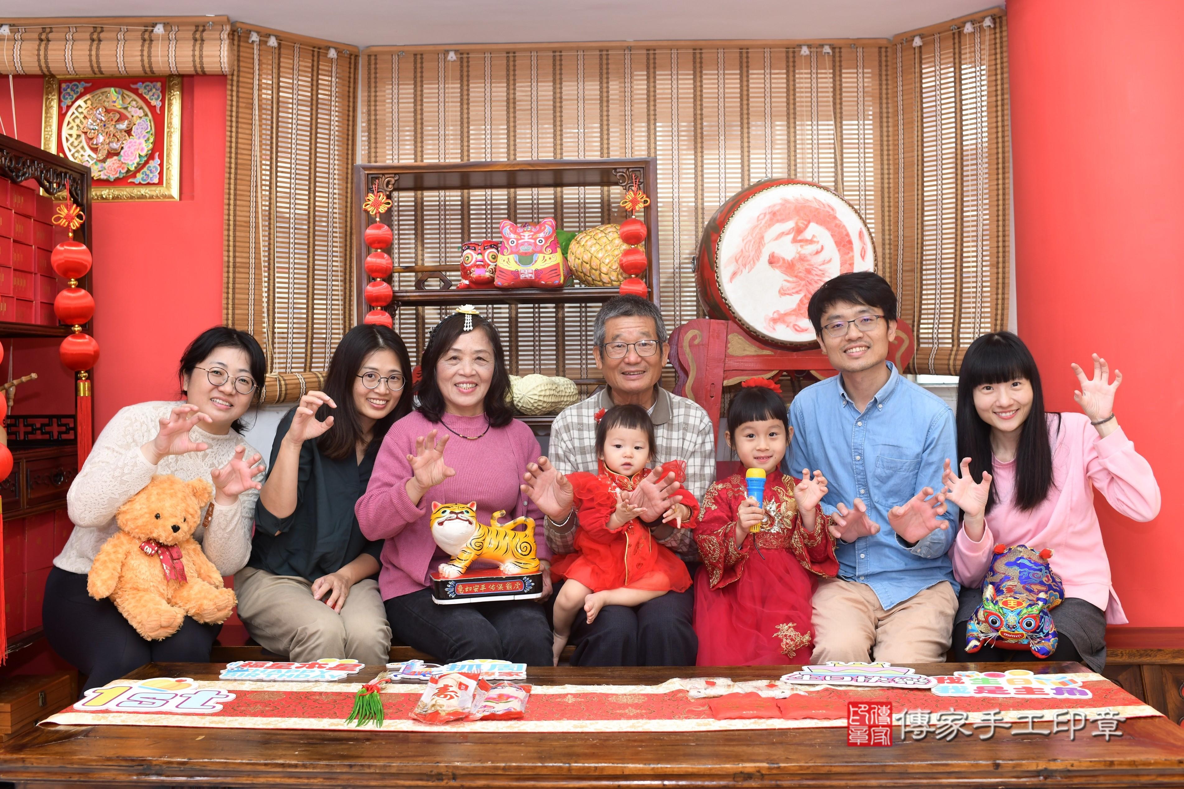 傳家手工印章高雄店、抓周、度脺、中國風會場、傳家嬰兒古禮、吉祥話、抓周道具物品24種、拍照。抓周證書。寶寶抓周、滿周歲、生日快樂、祝福 傳家手工印章高雄店、抓周、度脺、中國風會場、傳家嬰兒古禮、吉祥話、抓周道具物品24種、拍照。抓周證書。寶寶抓周、滿周歲、生日快樂、祝福