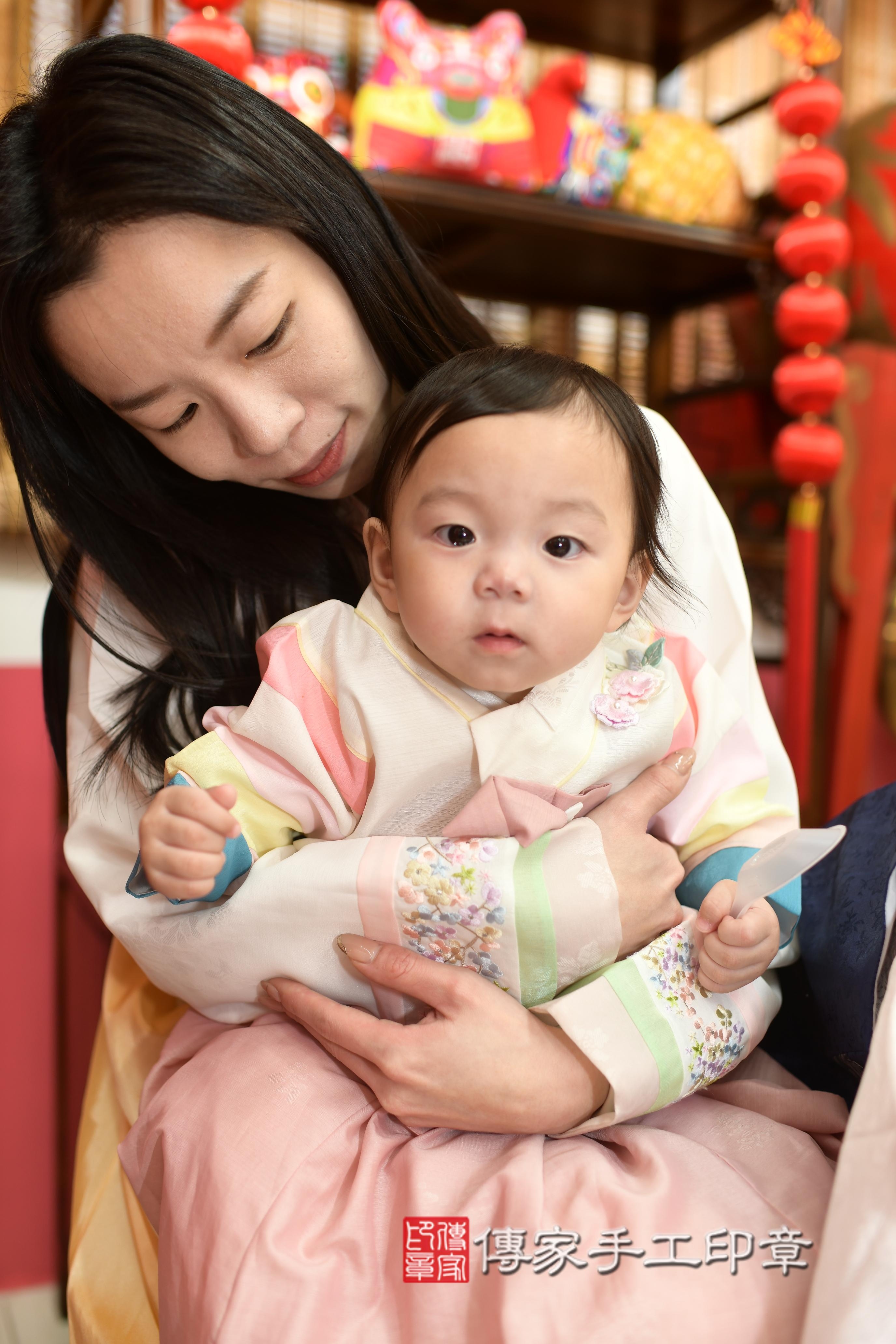 1739082379667402傳家手工印章高雄店、抓周、度脺、中國風會場、傳家嬰兒古禮、吉祥話、抓周道具物品24種、拍照。抓周證書。寶寶抓周、滿周歲、生日快樂、祝福jpg