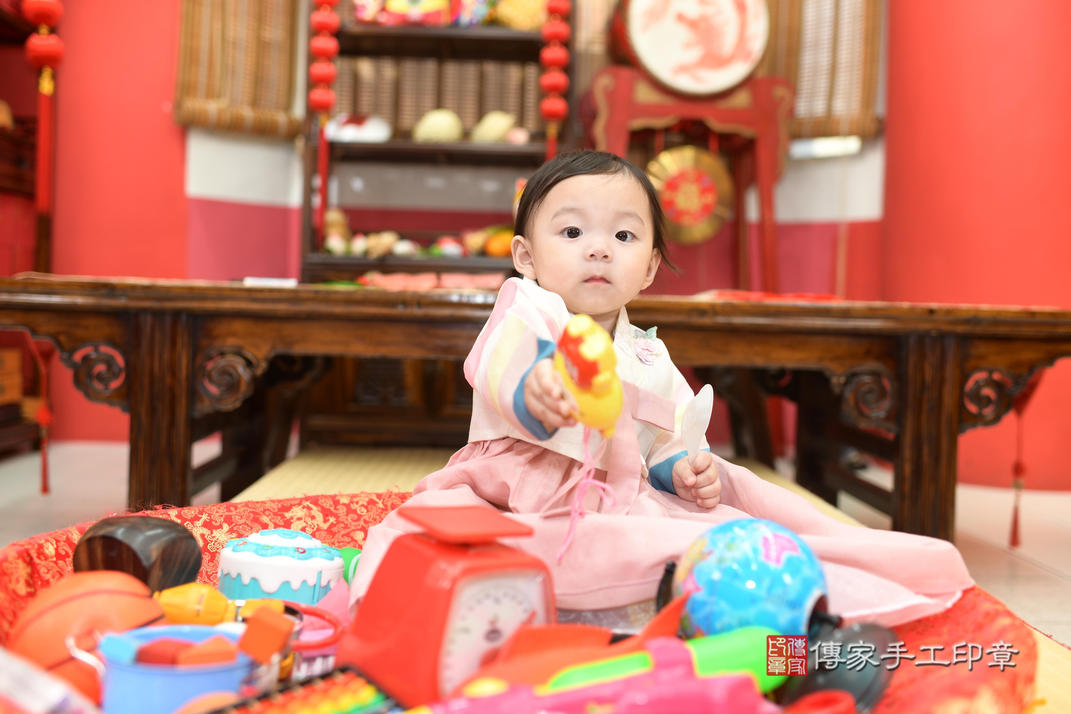 傳家手工印章高雄店、抓周、度脺、中國風會場、傳家嬰兒古禮、吉祥話、抓周道具物品24種、拍照。抓周證書。寶寶抓周、滿周歲、生日快樂、祝福