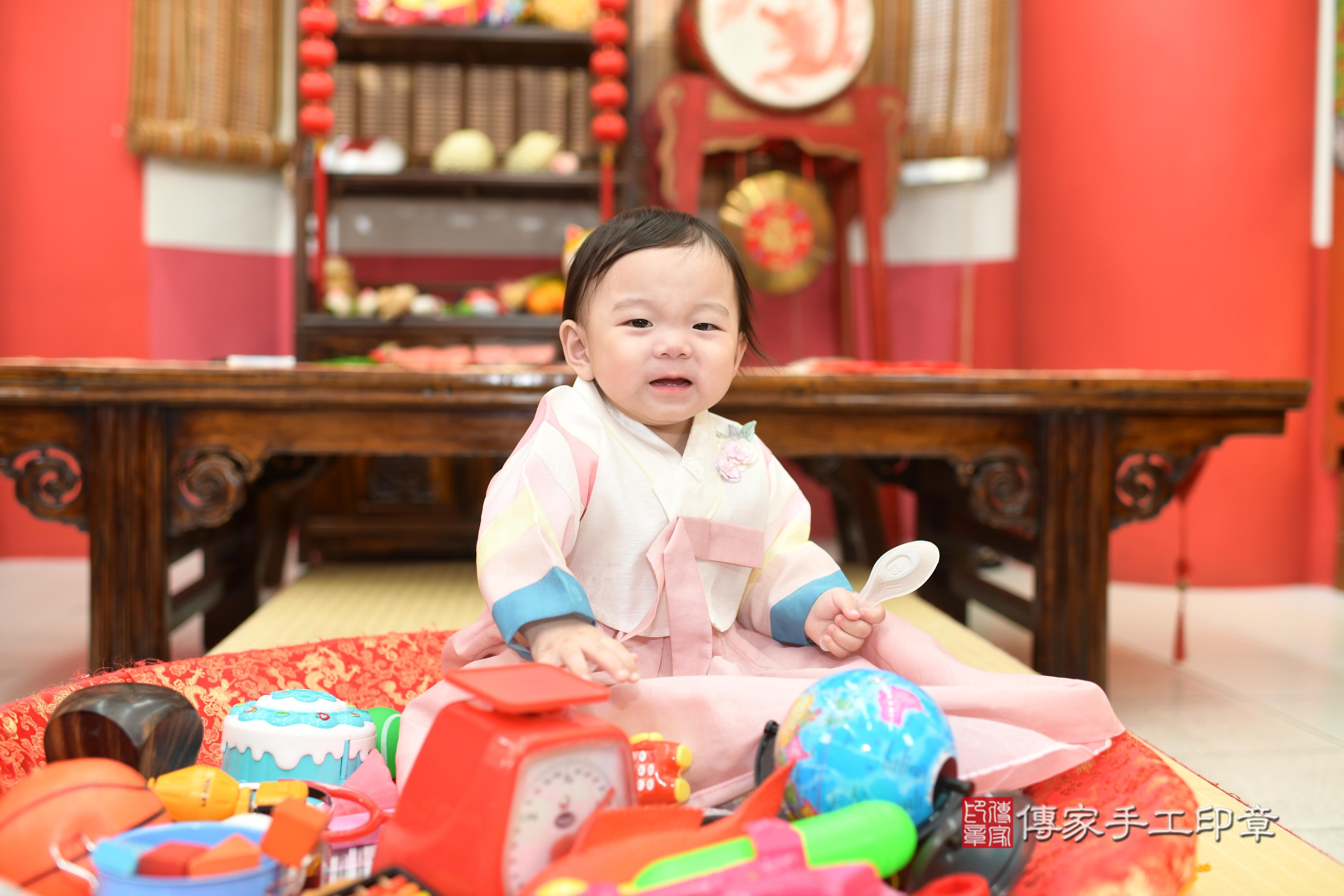 傳家手工印章高雄店、抓周、度脺、中國風會場、傳家嬰兒古禮、吉祥話、抓周道具物品24種、拍照。抓周證書。寶寶抓周、滿周歲、生日快樂、祝福