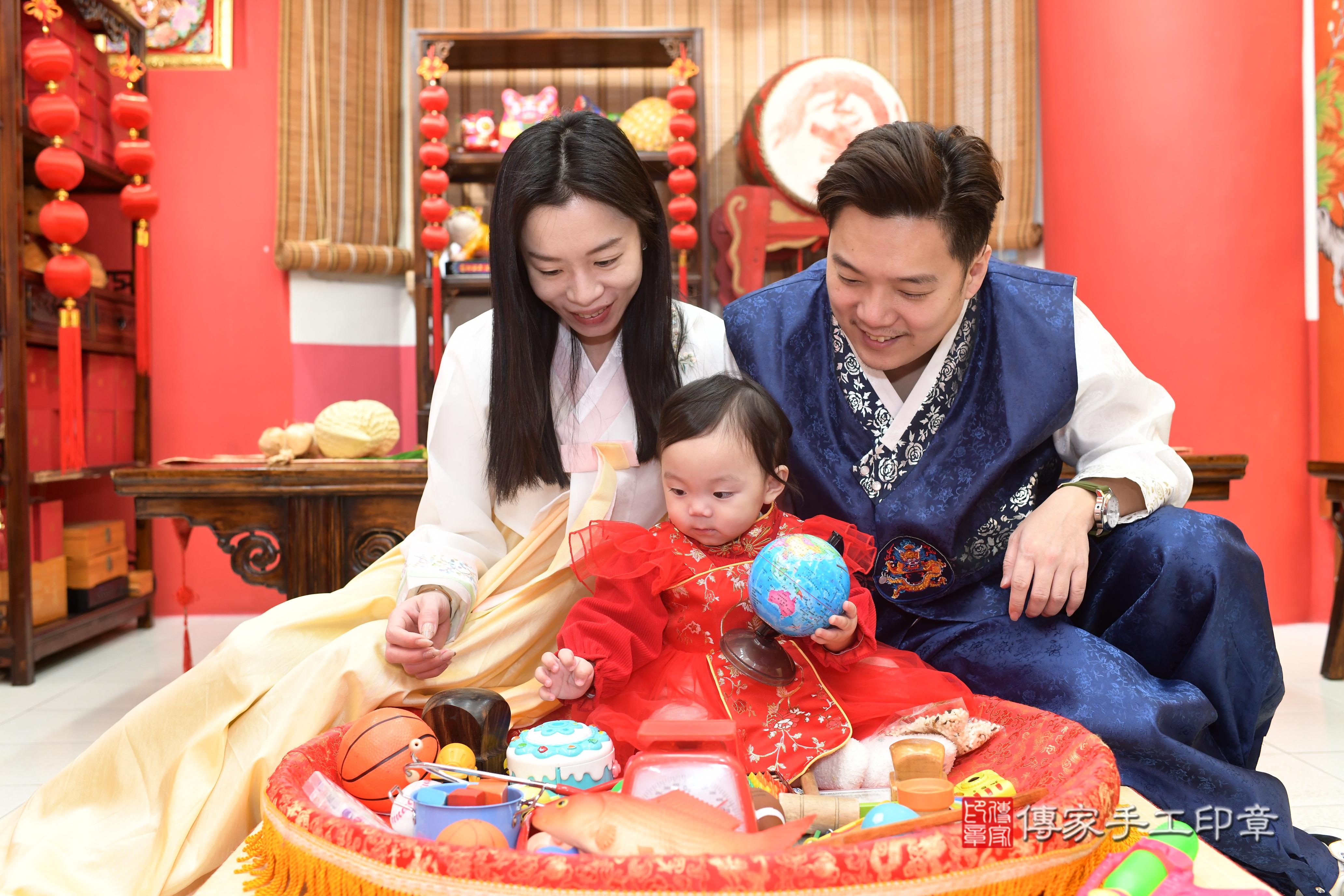 傳家手工印章高雄店、抓周、度脺、中國風會場、傳家嬰兒古禮、吉祥話、抓周道具物品24種、拍照。抓周證書。寶寶抓周、滿周歲、生日快樂、祝福