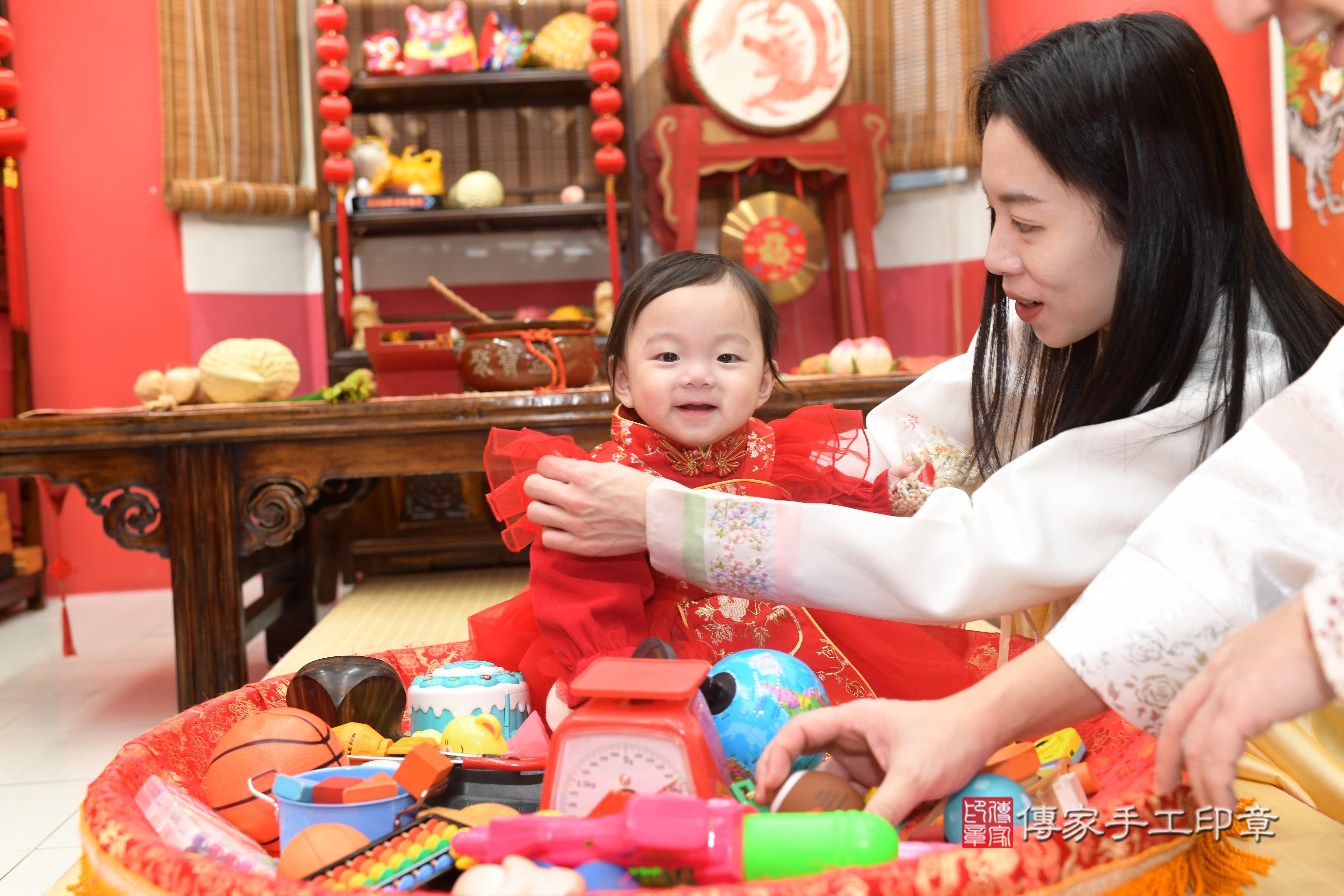 傳家手工印章高雄店、抓周、度脺、中國風會場、傳家嬰兒古禮、吉祥話、抓周道具物品24種、拍照。抓周證書。寶寶抓周、滿周歲、生日快樂、祝福
