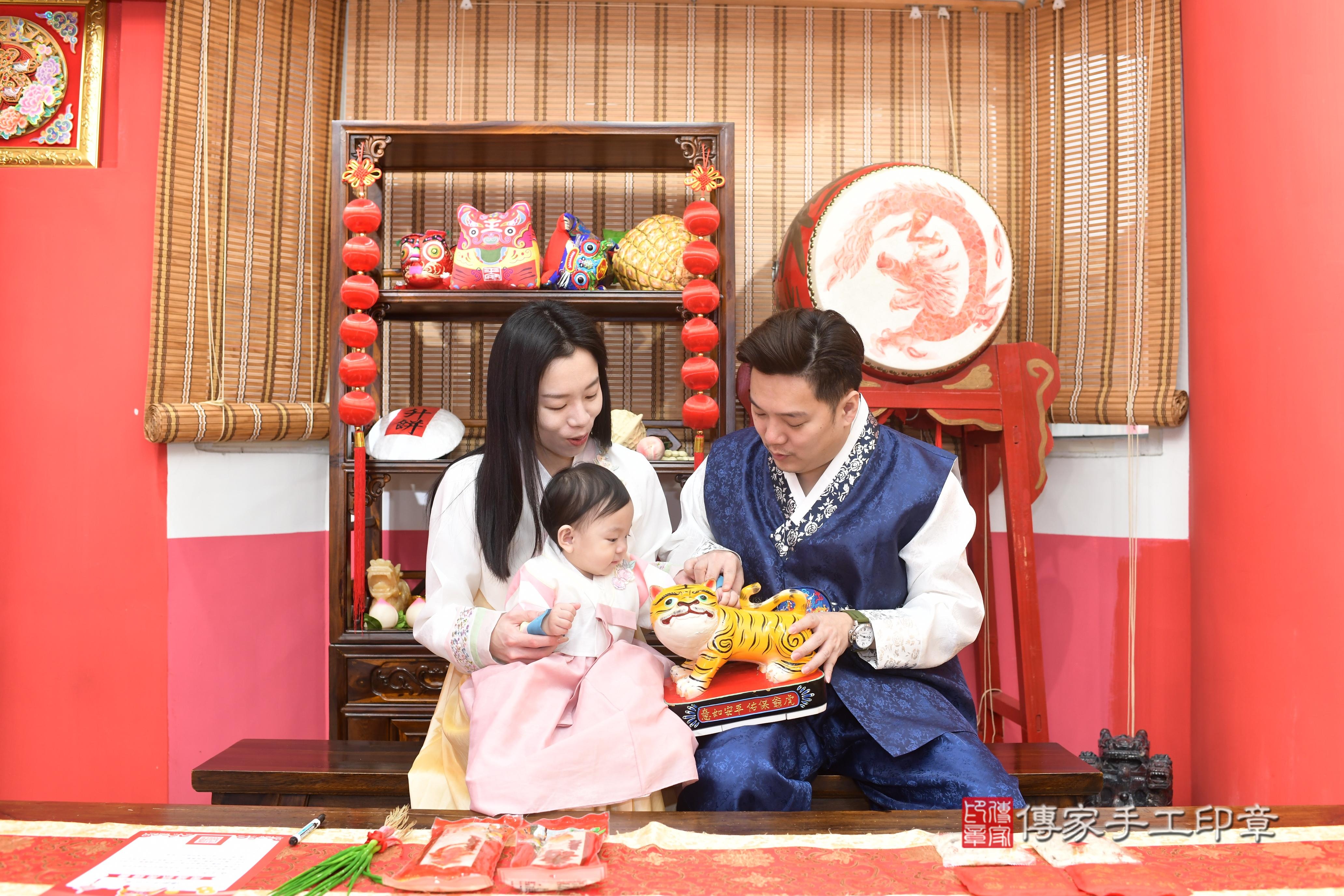 傳家手工印章高雄店、抓周、度脺、中國風會場、傳家嬰兒古禮、吉祥話、抓周道具物品24種、拍照。抓周證書。寶寶抓周、滿周歲、生日快樂、祝福