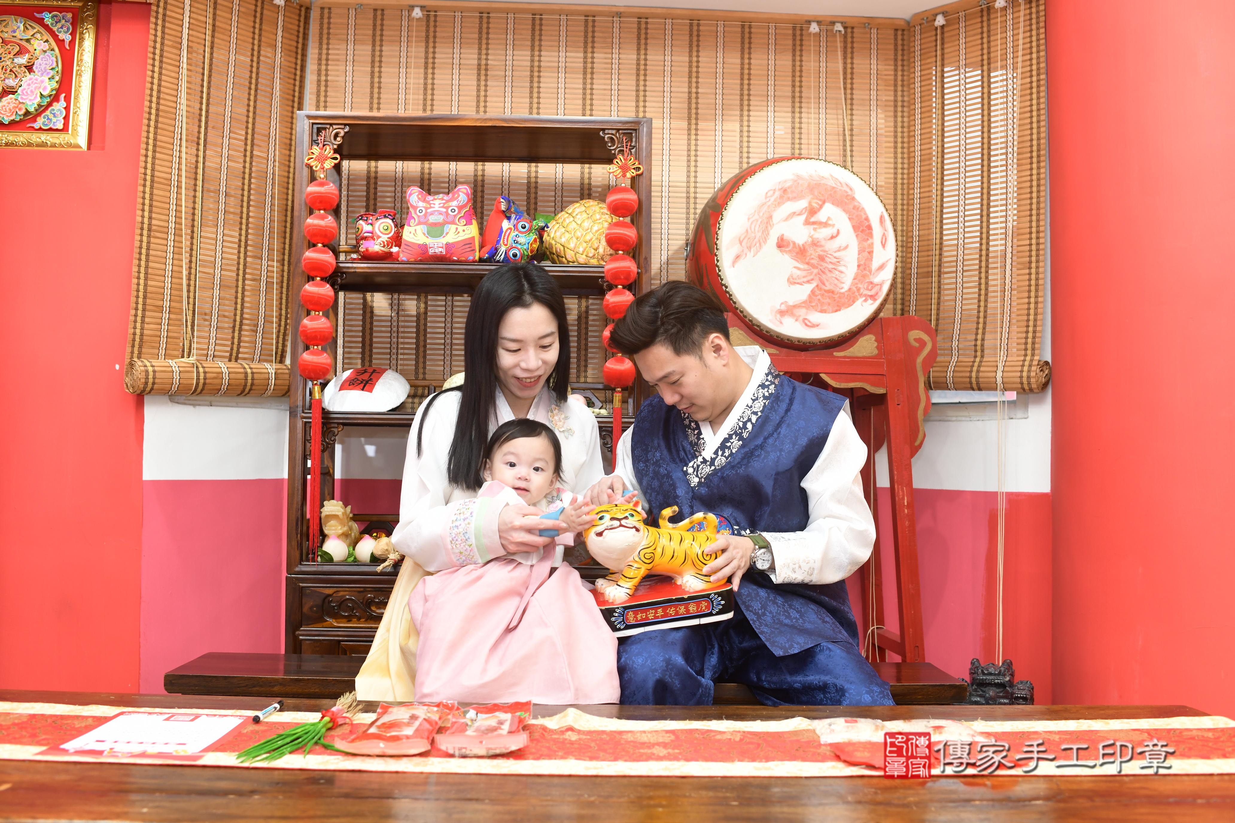 傳家手工印章高雄店、抓周、度脺、中國風會場、傳家嬰兒古禮、吉祥話、抓周道具物品24種、拍照。抓周證書。寶寶抓周、滿周歲、生日快樂、祝福