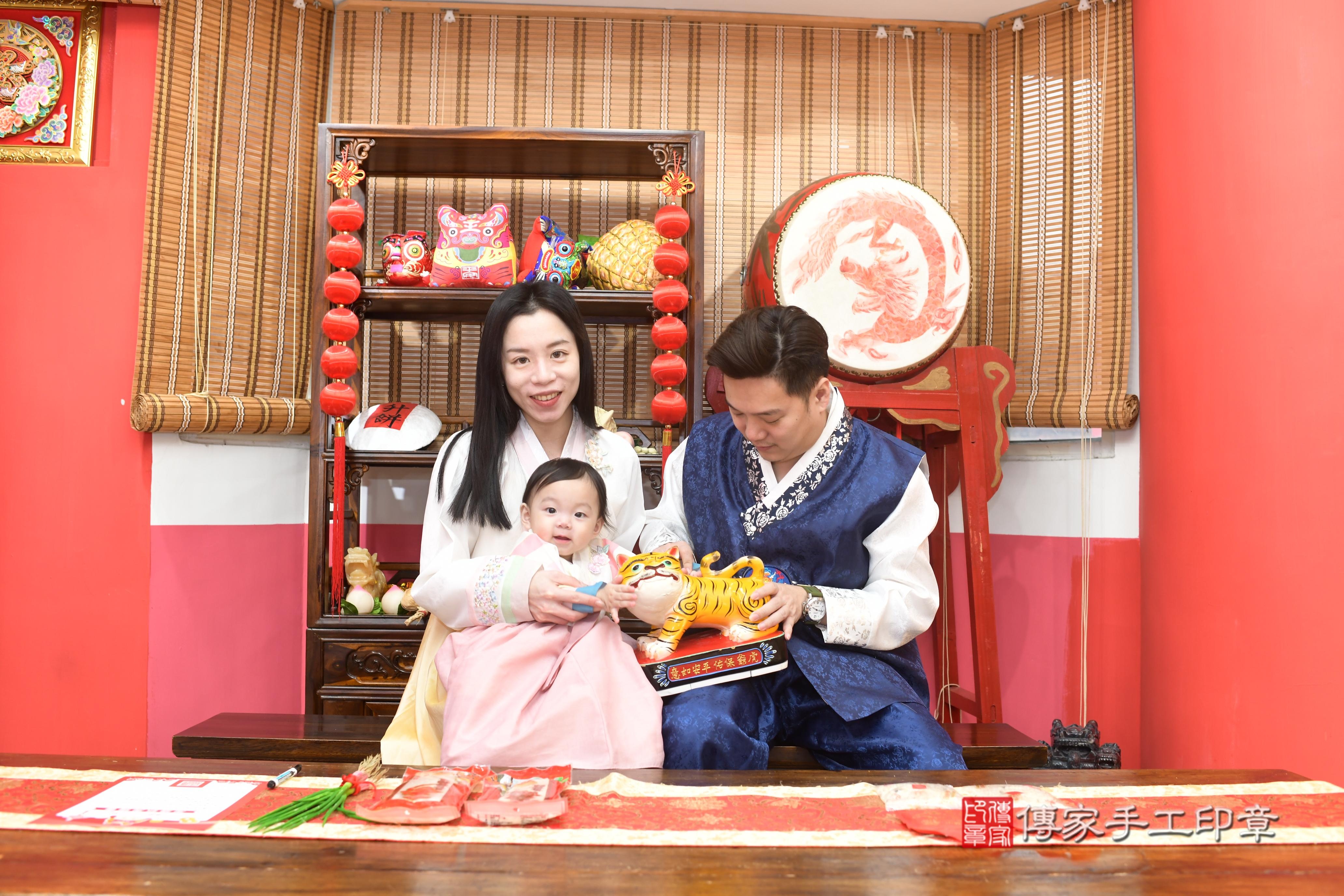 傳家手工印章高雄店、抓周、度脺、中國風會場、傳家嬰兒古禮、吉祥話、抓周道具物品24種、拍照。抓周證書。寶寶抓周、滿周歲、生日快樂、祝福