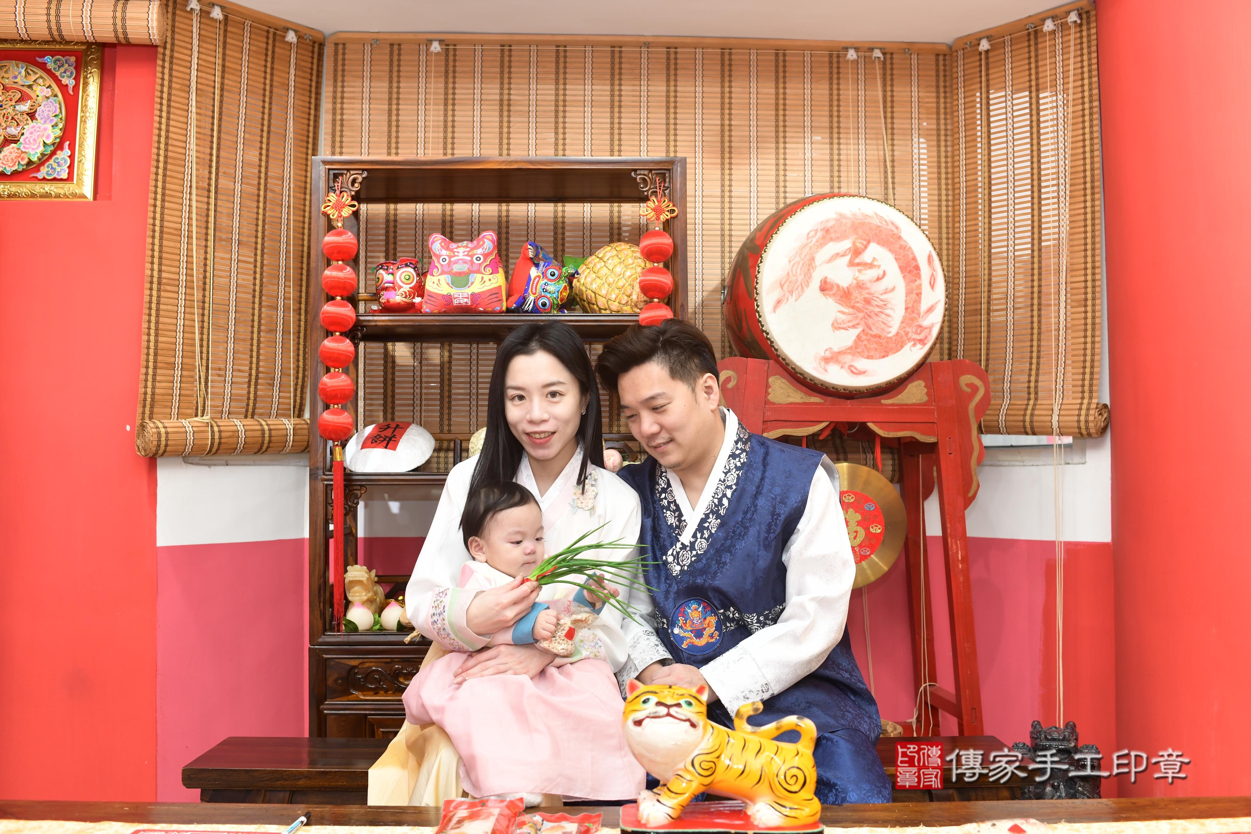 傳家手工印章高雄店、抓周、度脺、中國風會場、傳家嬰兒古禮、吉祥話、抓周道具物品24種、拍照。抓周證書。寶寶抓周、滿周歲、生日快樂、祝福