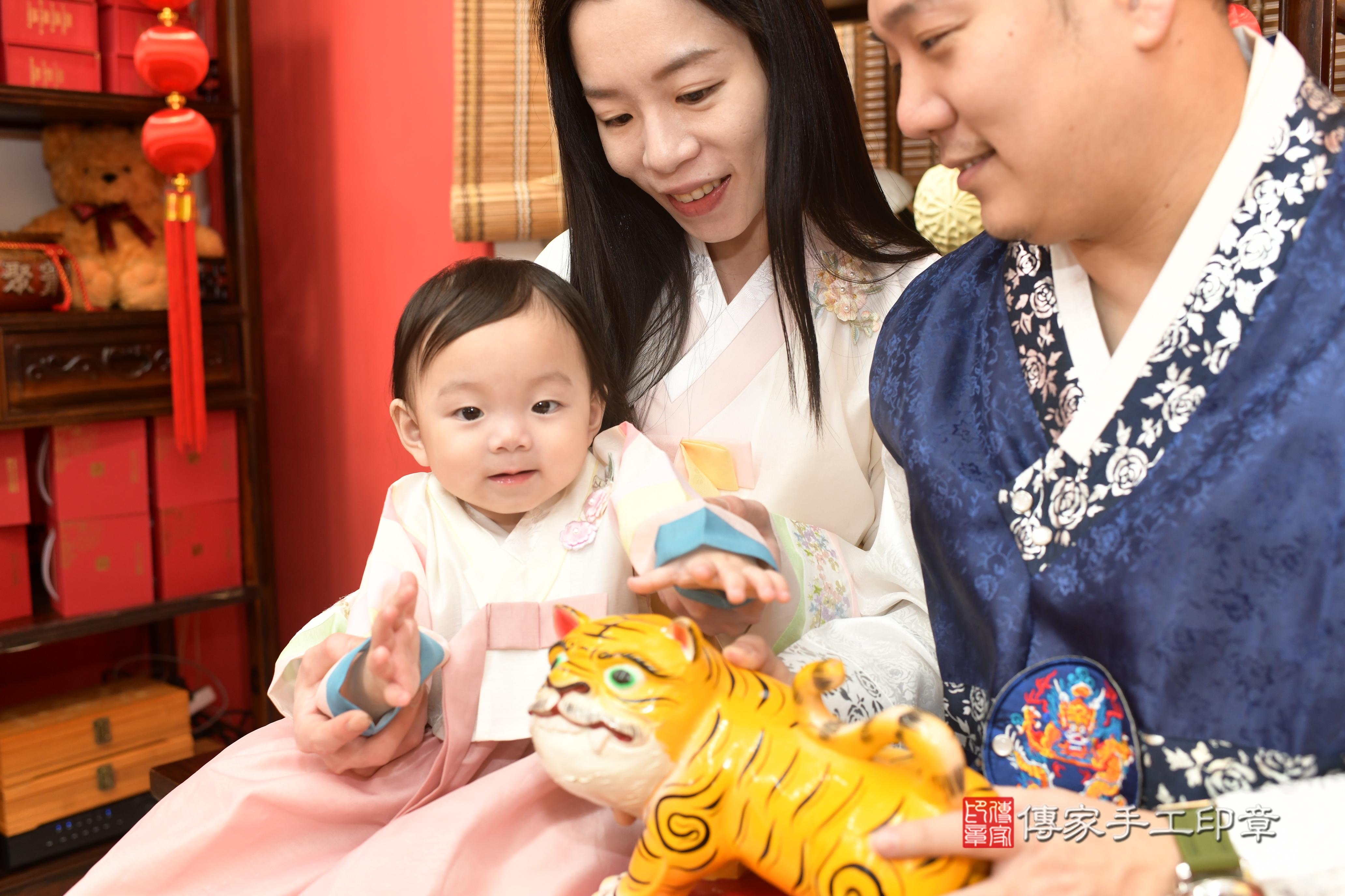 傳家手工印章高雄店、抓周、度脺、中國風會場、傳家嬰兒古禮、吉祥話、抓周道具物品24種、拍照。抓周證書。寶寶抓周、滿周歲、生日快樂、祝福